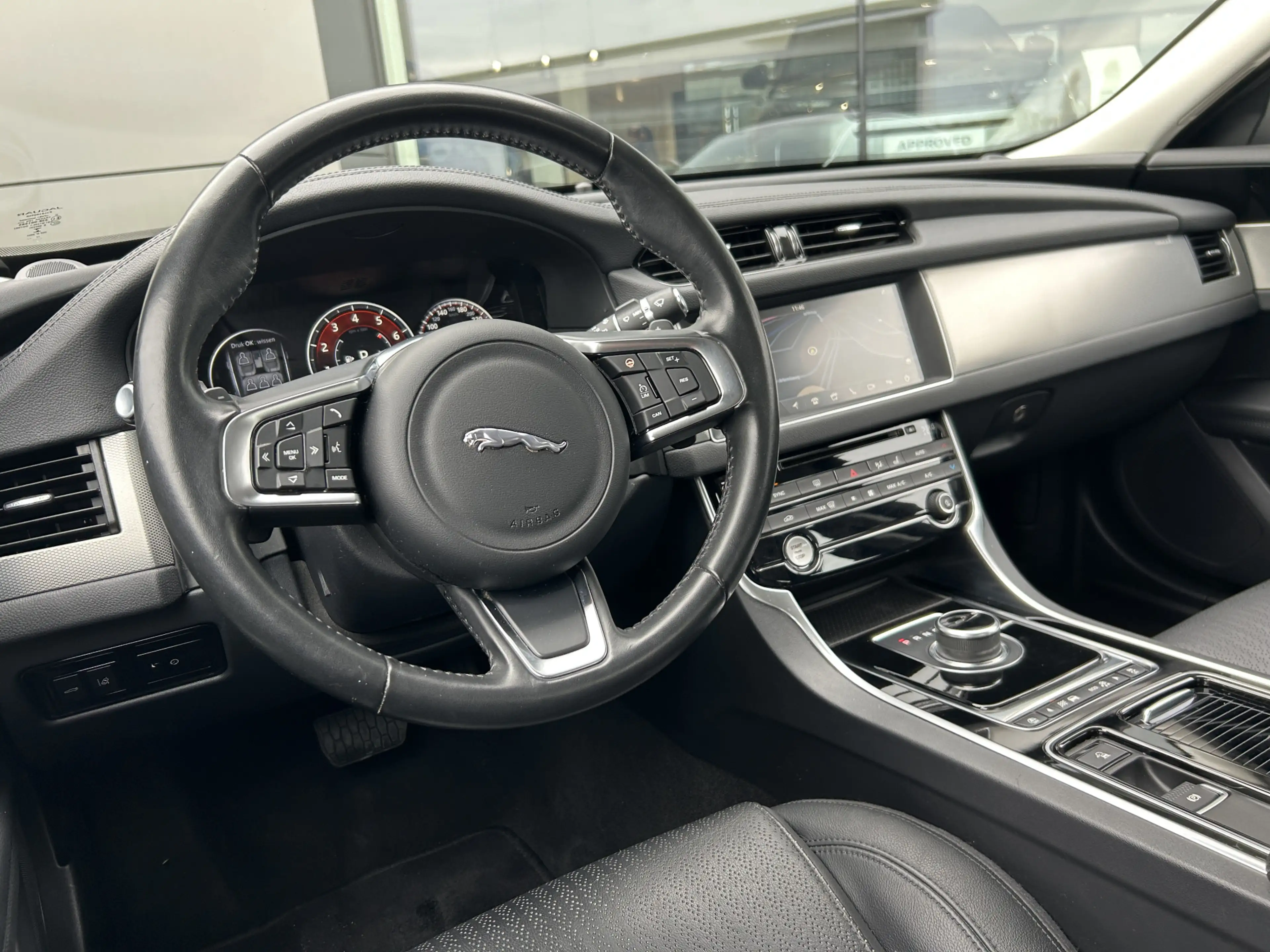Jaguar XF 2.0 200pk Aut. Portfolio | Leder | Camera | 20'' D — photo 2