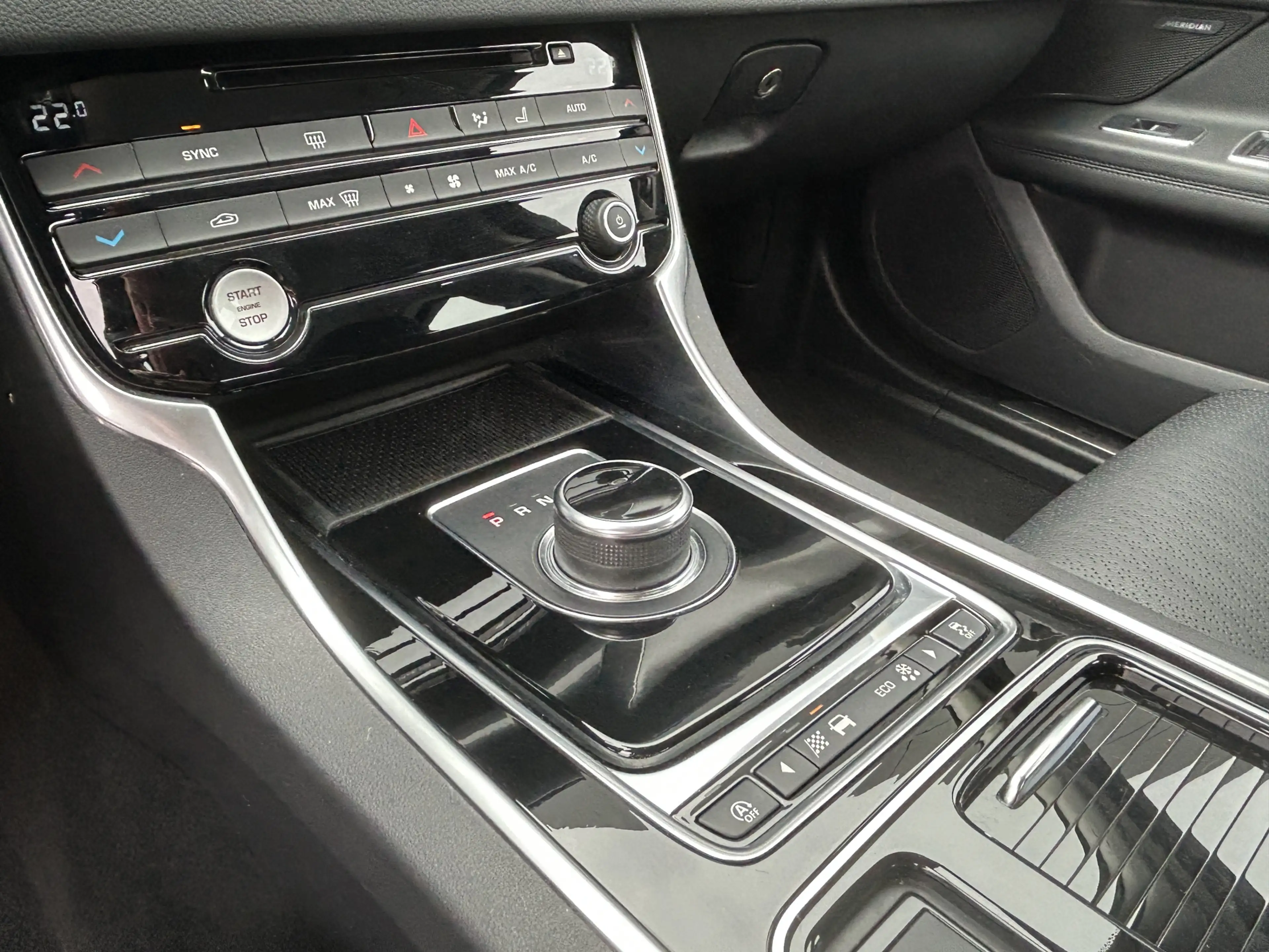 Jaguar XF 2.0 200pk Aut. Portfolio | Leder | Camera | 20'' D — photo 3