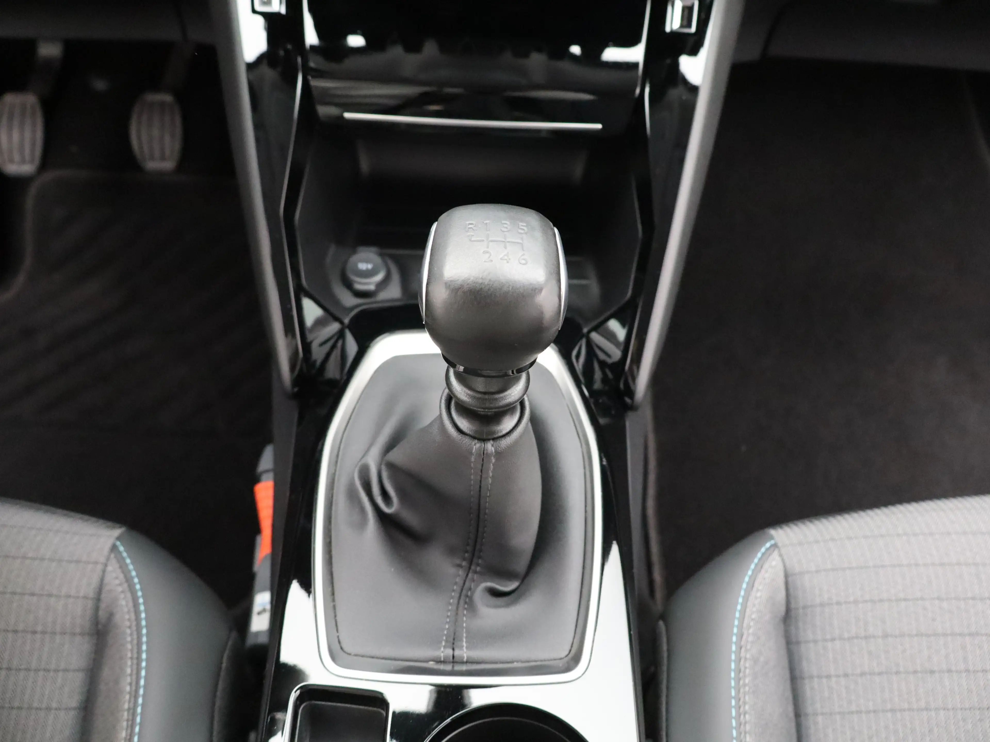 Peugeot 2008 1.2 PureTech Allure Pack Parkeensensoren | Apple C — photo 8