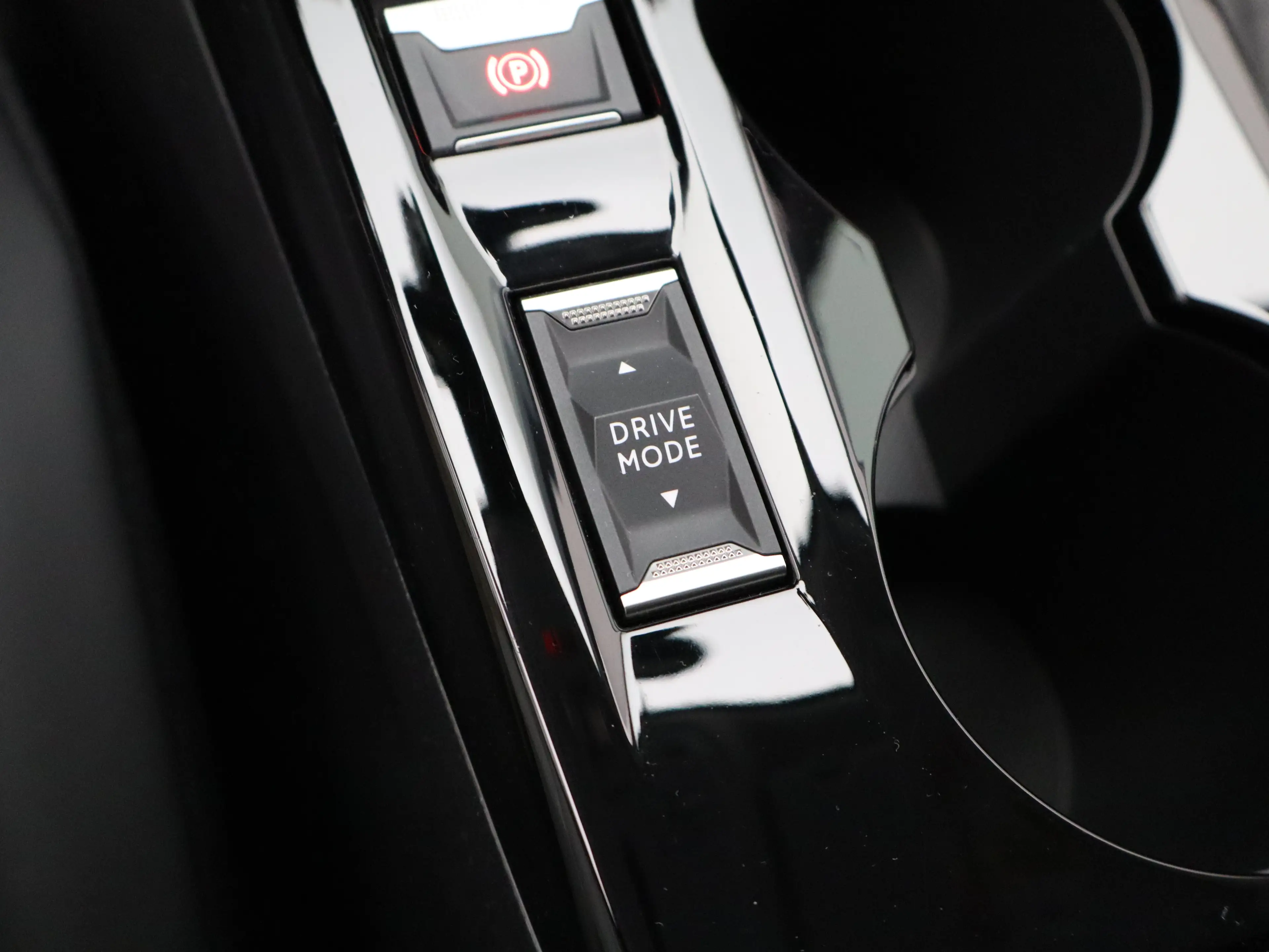 Peugeot 2008 1.2 PureTech Allure Pack Parkeensensoren | Apple C — photo 26