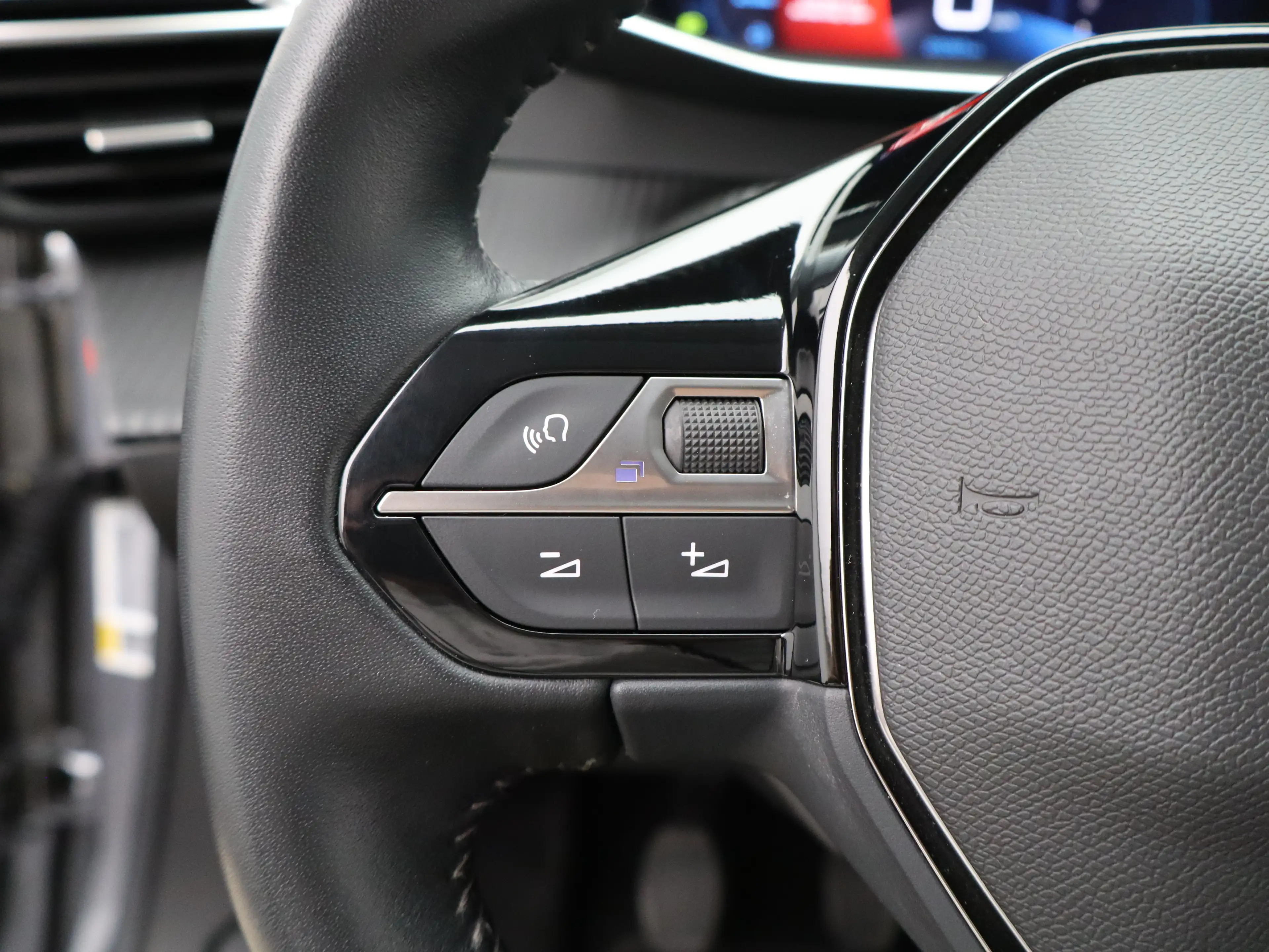 Peugeot 2008 1.2 PureTech Allure Pack Parkeensensoren | Apple C — photo 21