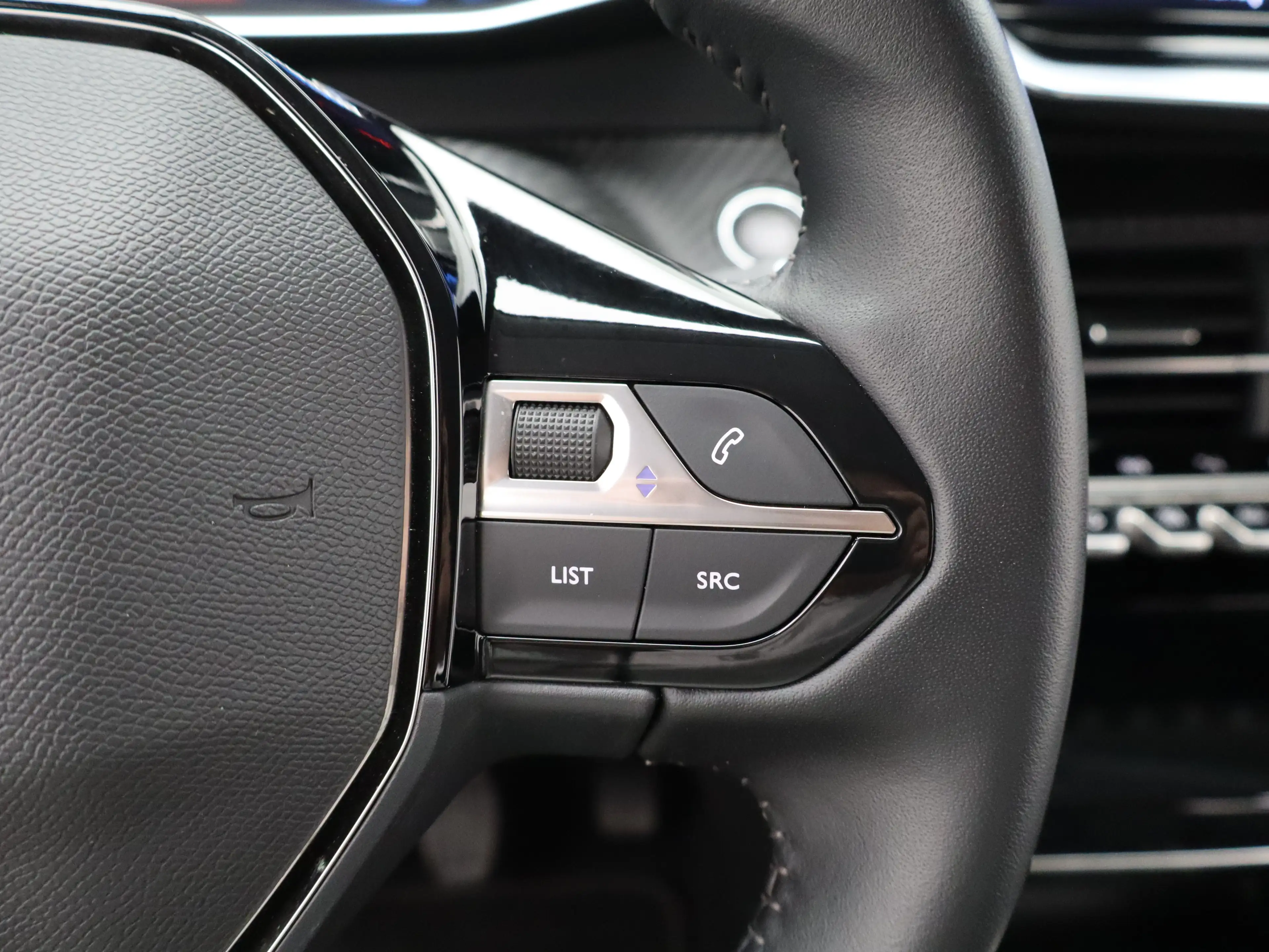 Peugeot 2008 1.2 PureTech Allure Pack Parkeensensoren | Apple C — photo 22