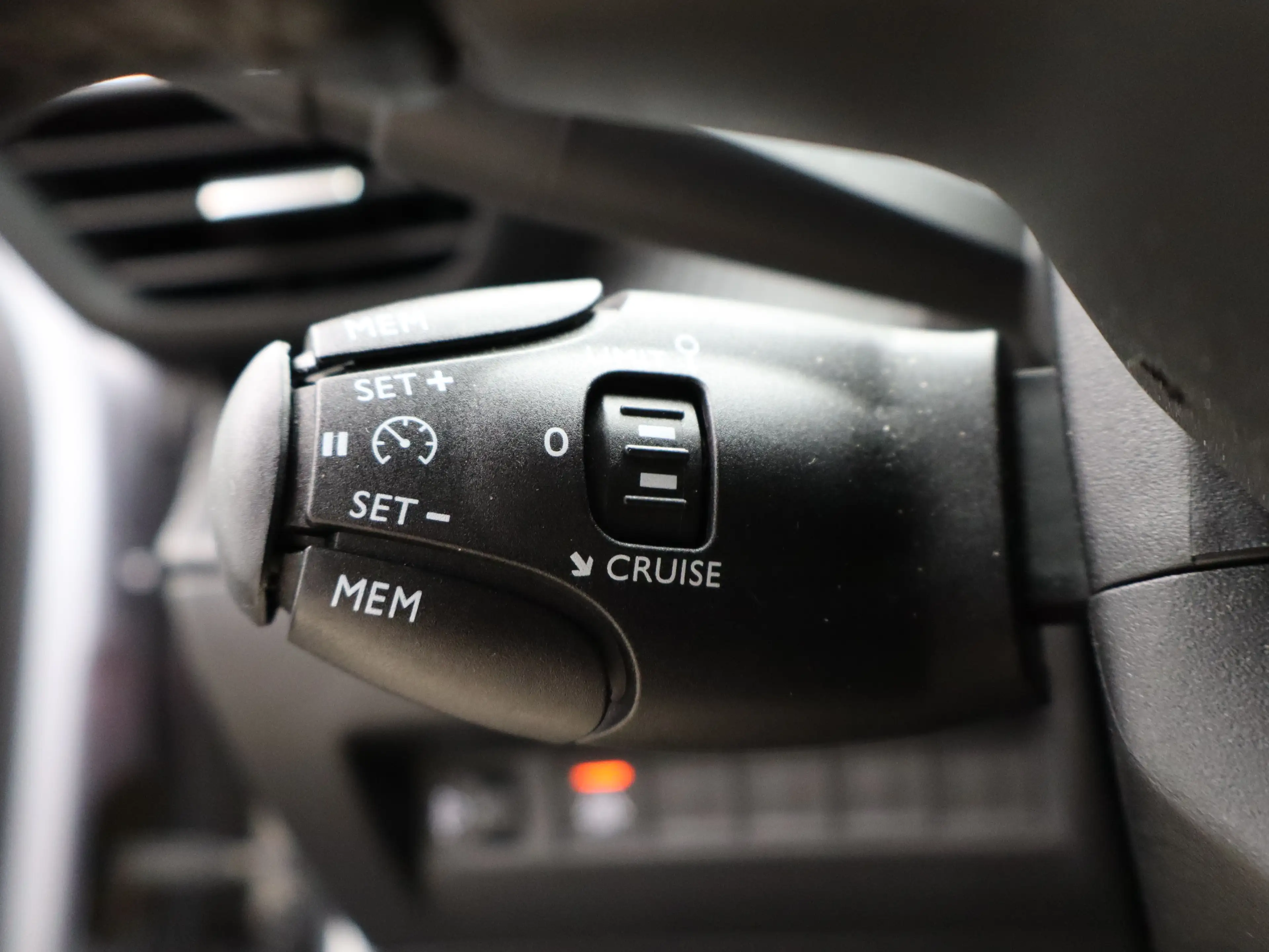 Peugeot 2008 1.2 PureTech Allure Pack Parkeensensoren | Apple C — photo 28