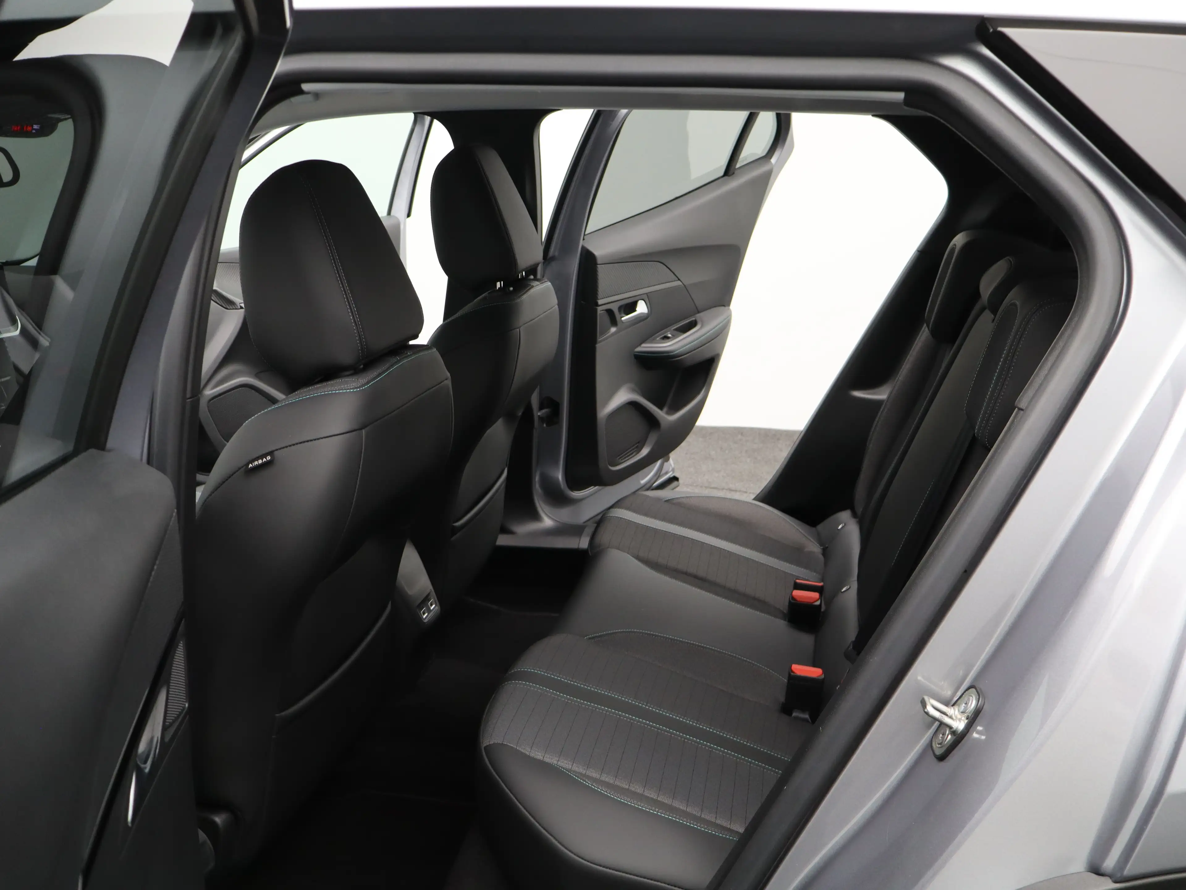 Peugeot 2008 1.2 PureTech Allure Pack Parkeensensoren | Apple C — photo 12