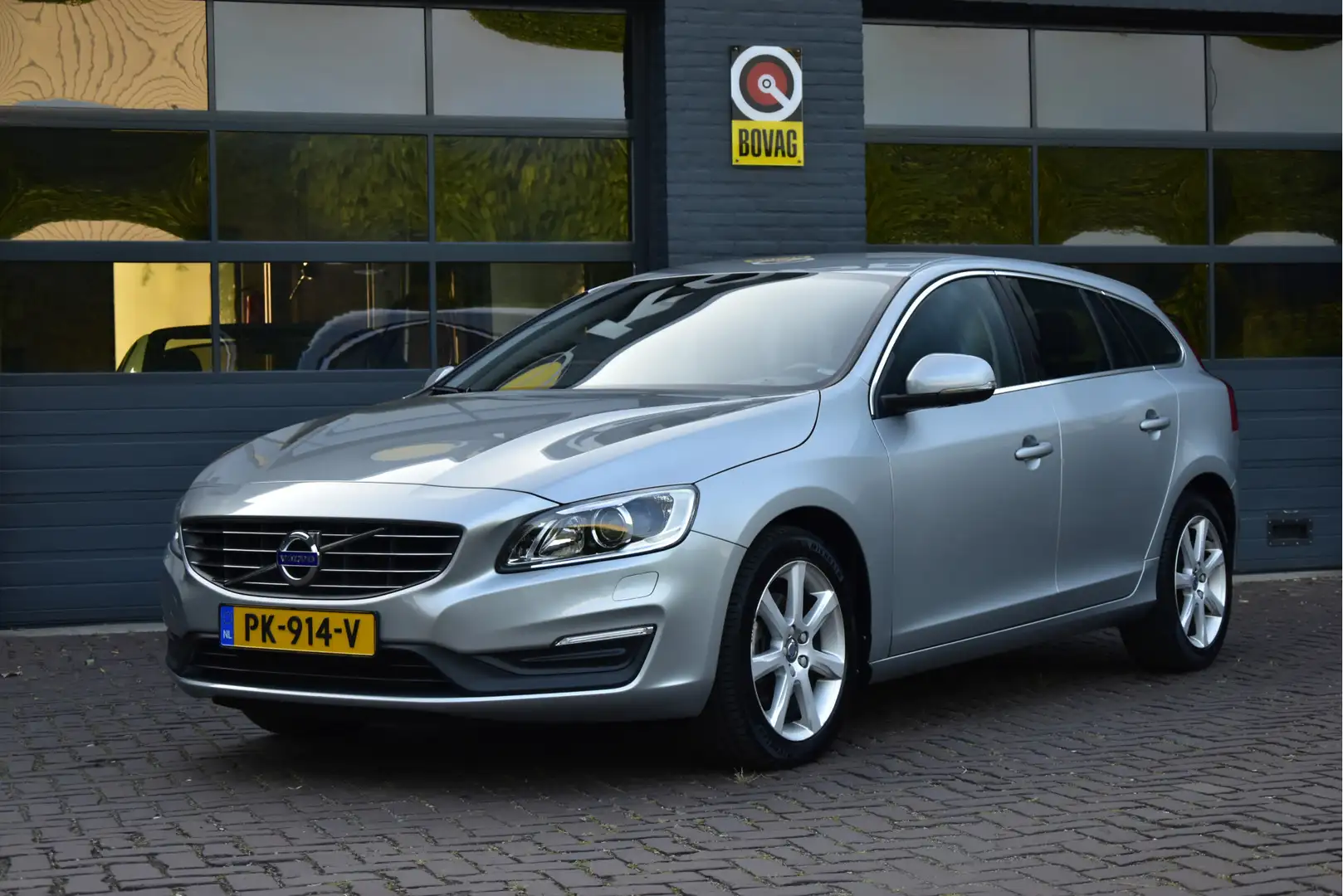 Volvo V60 1.5 T2 Polar+ Automaat Zilver - 2