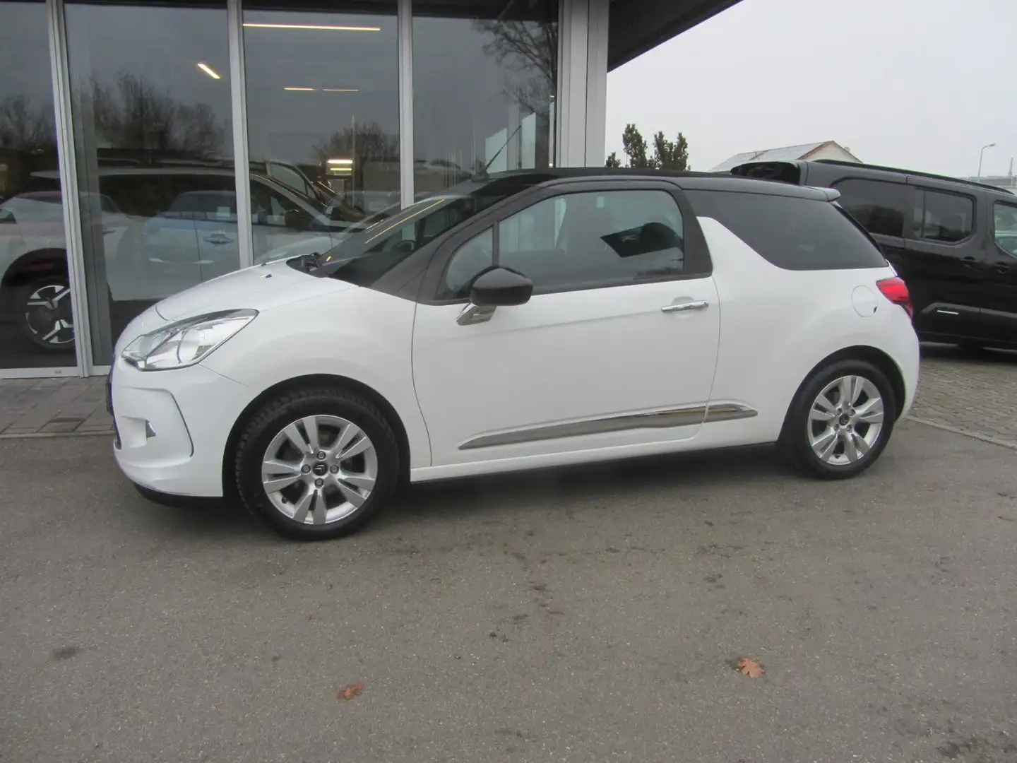 DS Automobiles DS 3 BlueHDi 100 Stop&Start SoChic Beyaz - 2