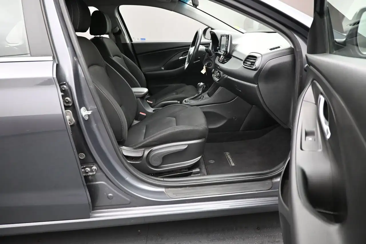 Hyundai ELANTRA photo Hyundai ELANTRA