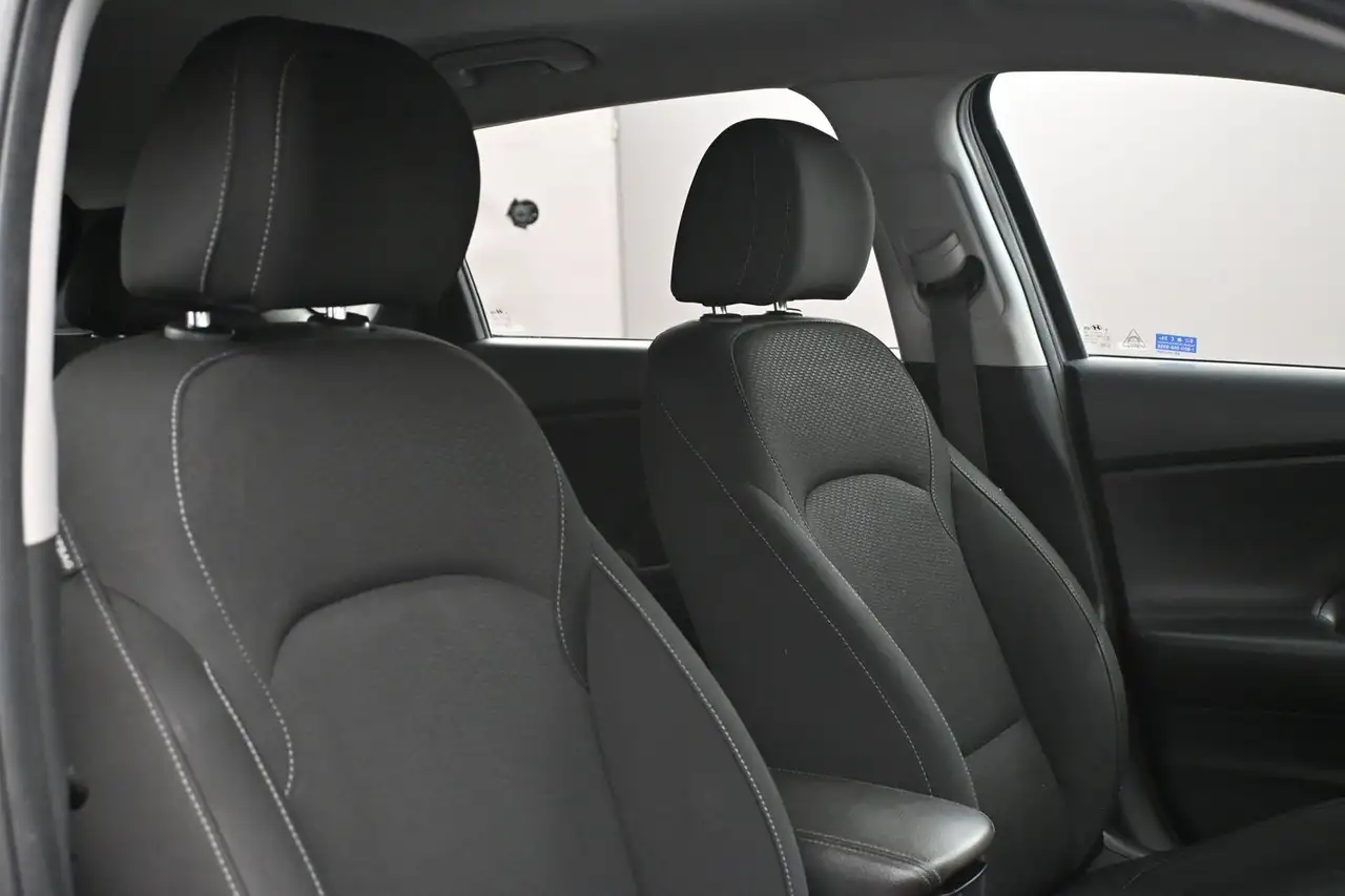 Hyundai ELANTRA photo Hyundai ELANTRA