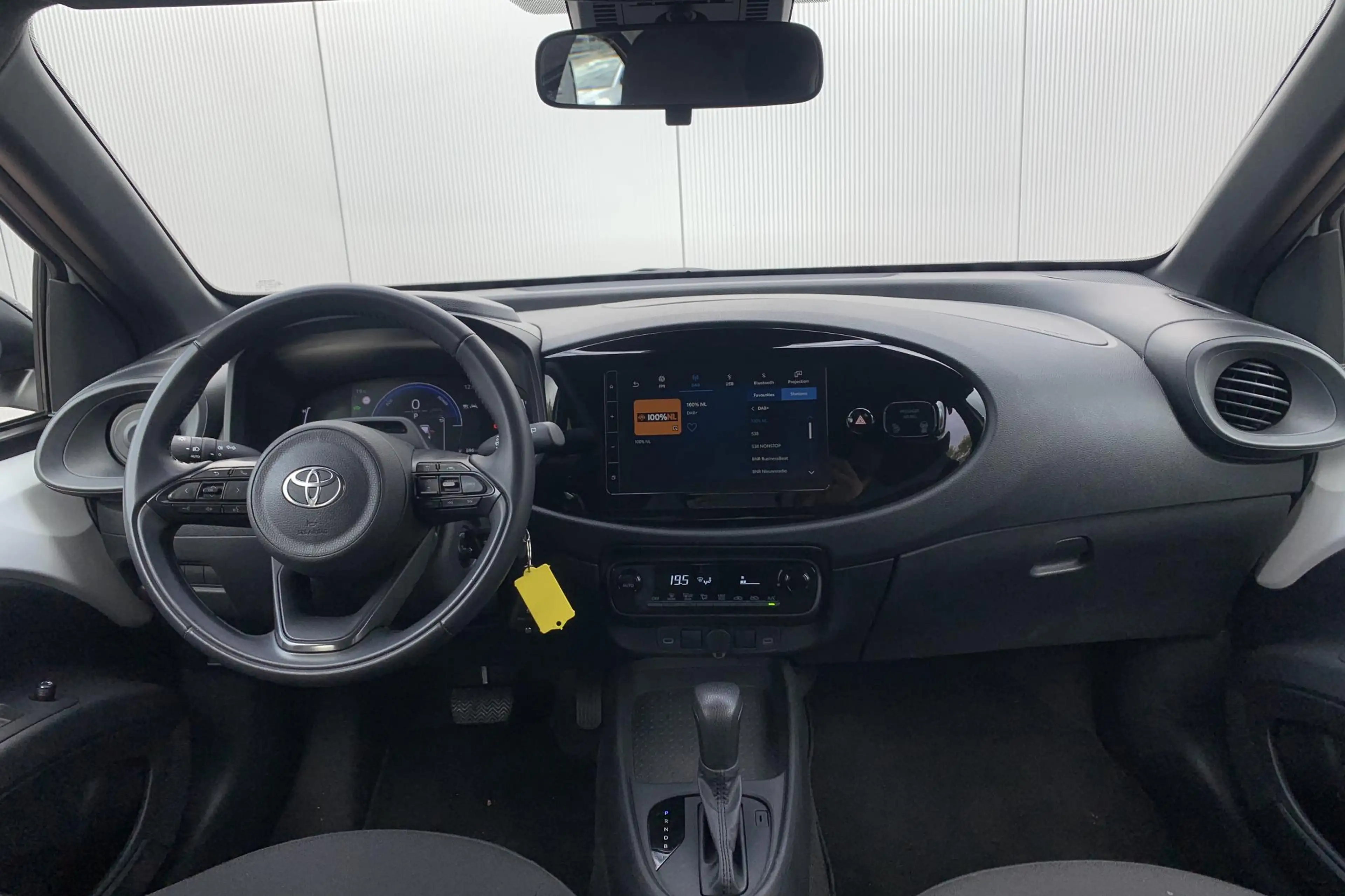 Toyota Aygo X Hybrid 115 play Camera / Apple Carplay / Android A — photo 6