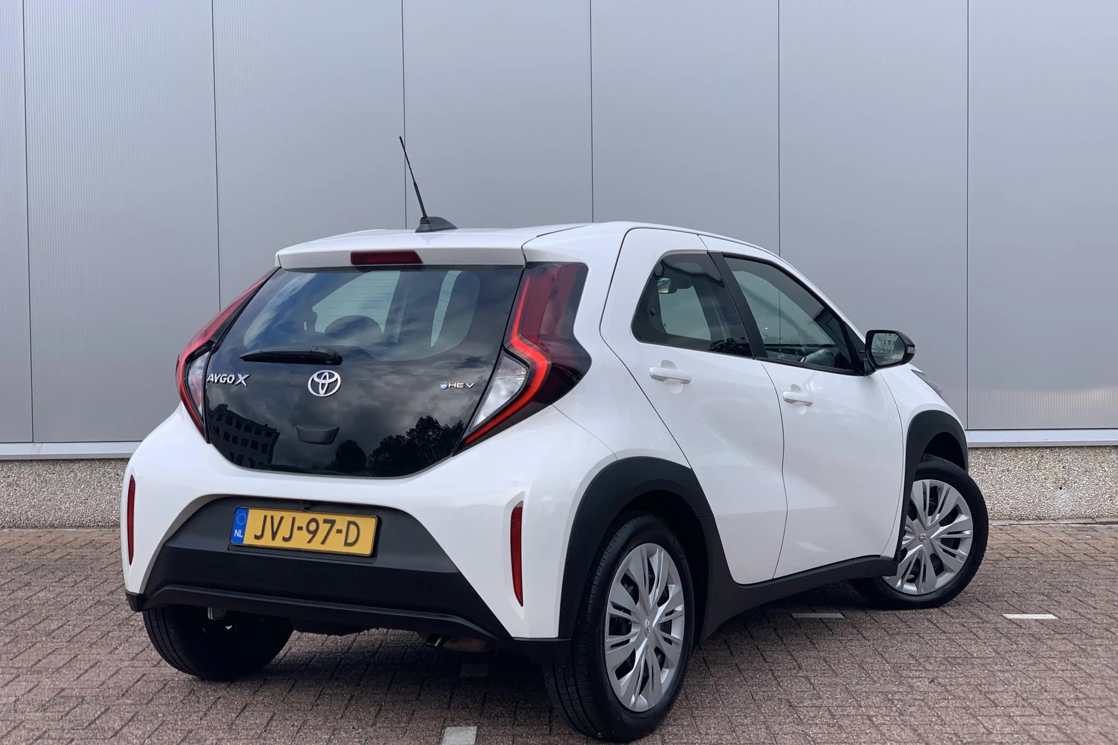 Toyota Aygo X Hybrid 115 play Camera / Apple Carplay / Android A — photo 2