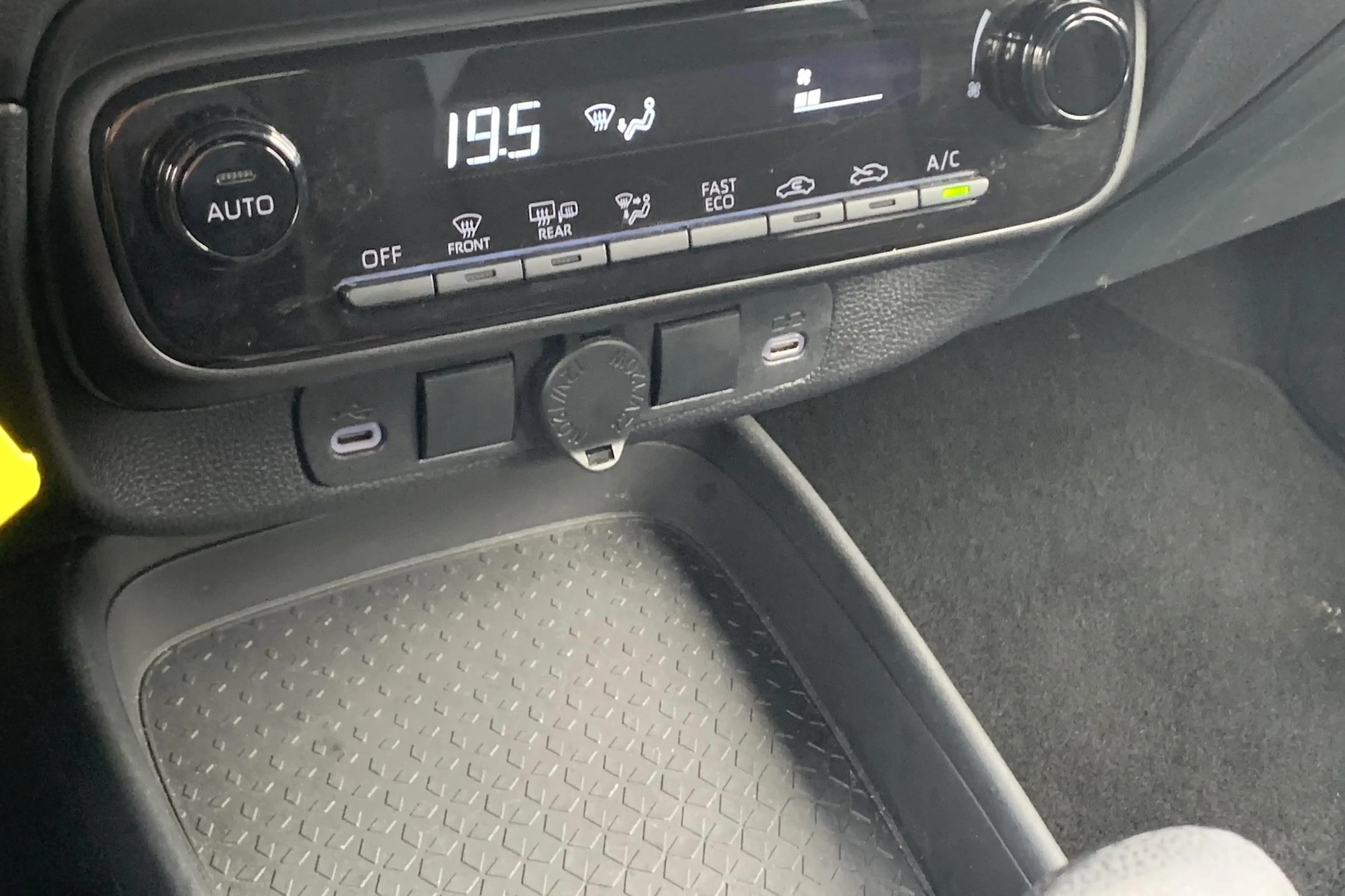 Toyota Aygo X Hybrid 115 play Camera / Apple Carplay / Android A — photo 14