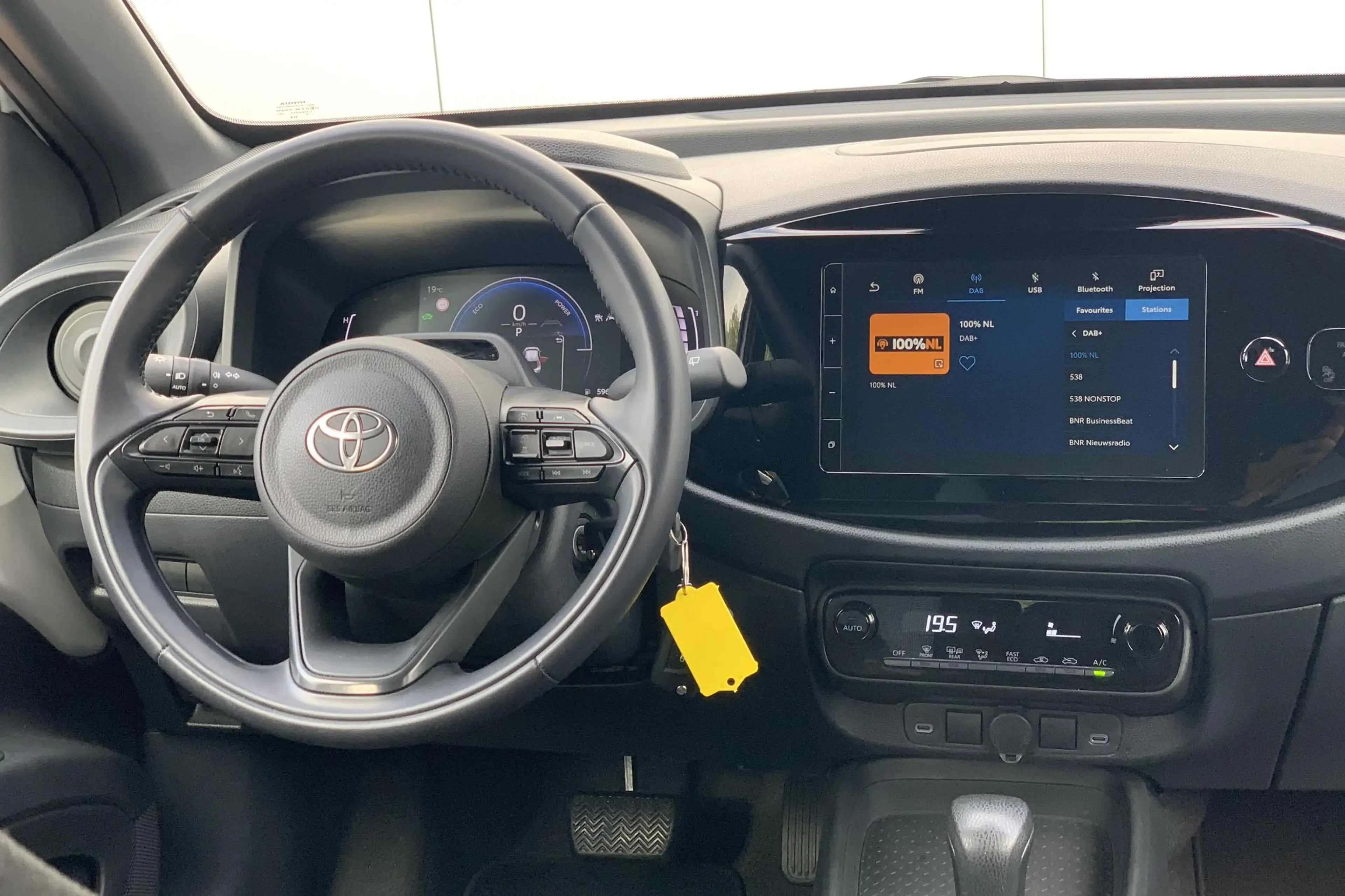 Toyota Aygo X Hybrid 115 play Camera / Apple Carplay / Android A — photo 7