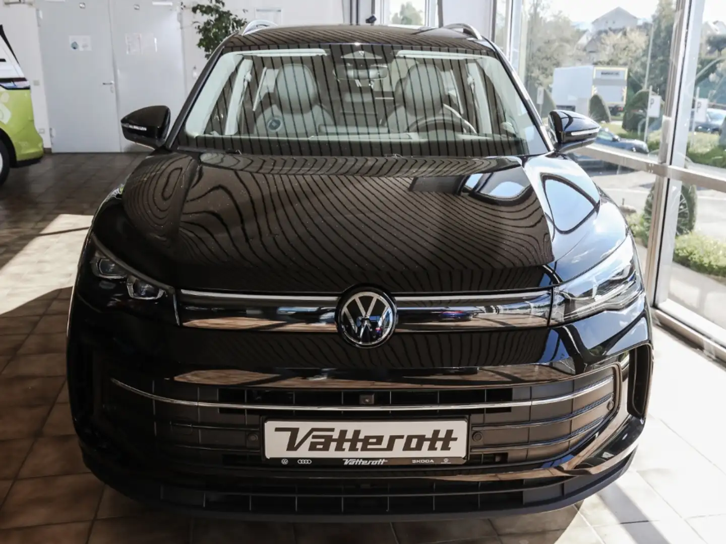 Volkswagen Tiguan 1.5 eTSI DSG Life Navi AHK IQ.Light Schwarz - 2