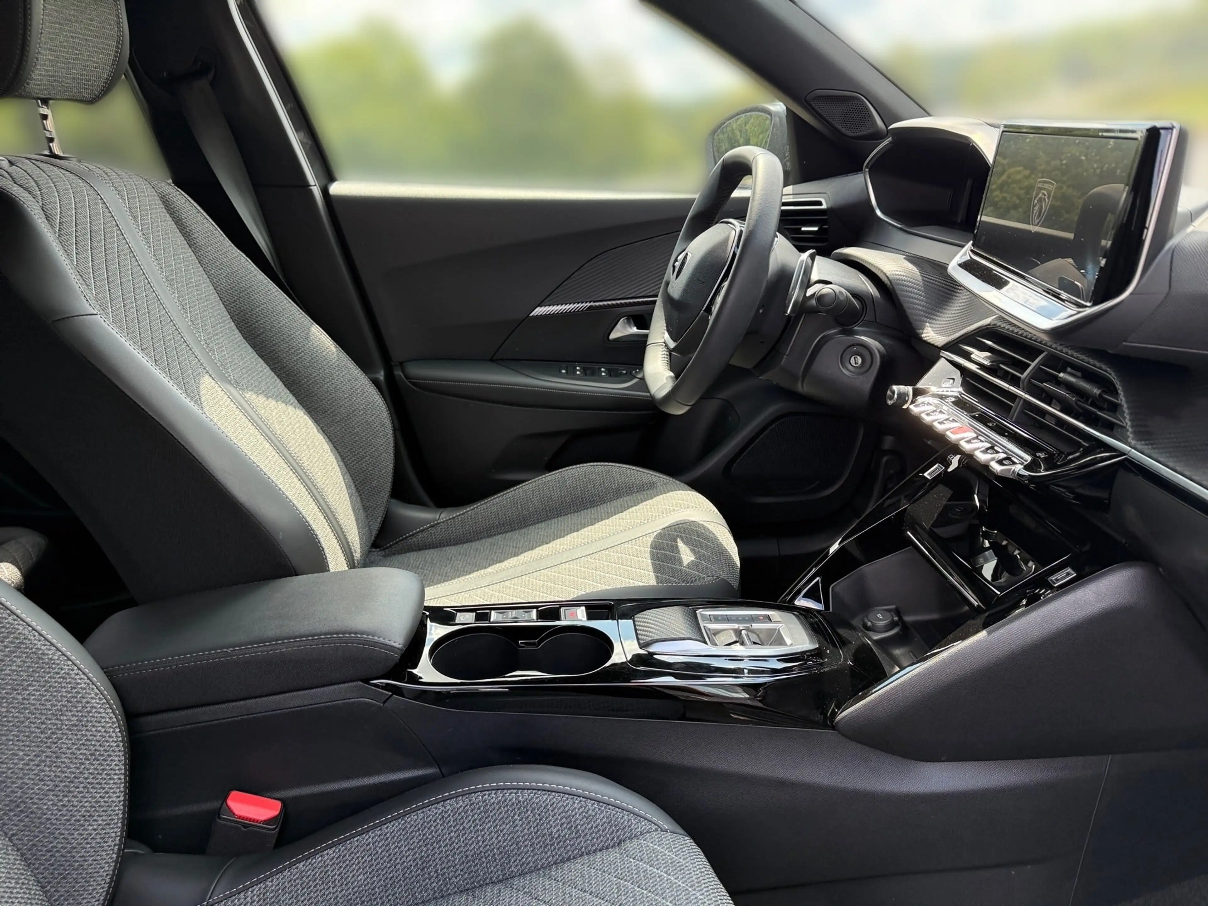 Peugeot 2008 1.2 PureTech 130 Allure LED PDC KlimaA AUT — photo 14