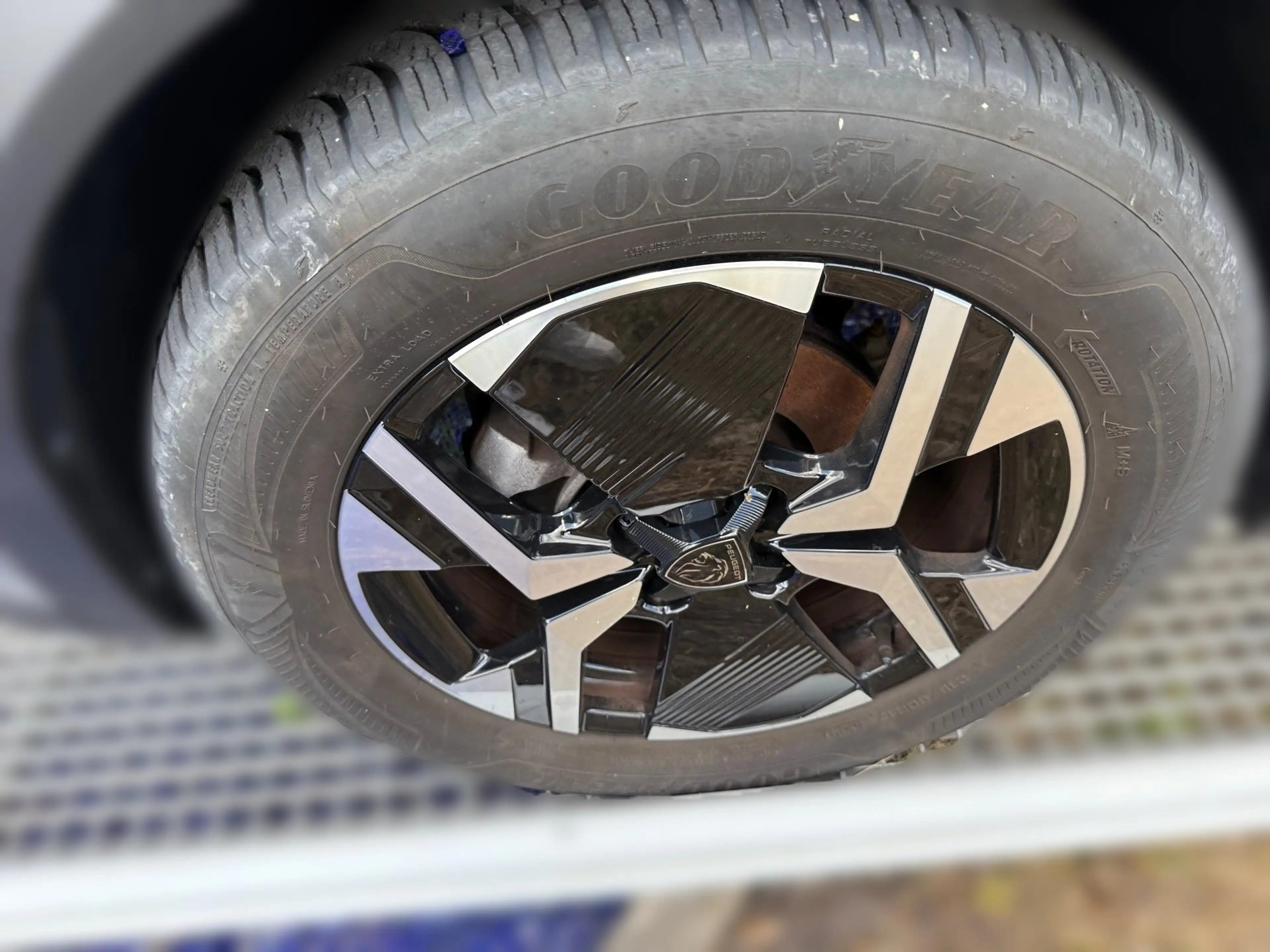Peugeot 2008 1.2 PureTech 130 Allure LED PDC KlimaA AUT — photo 4