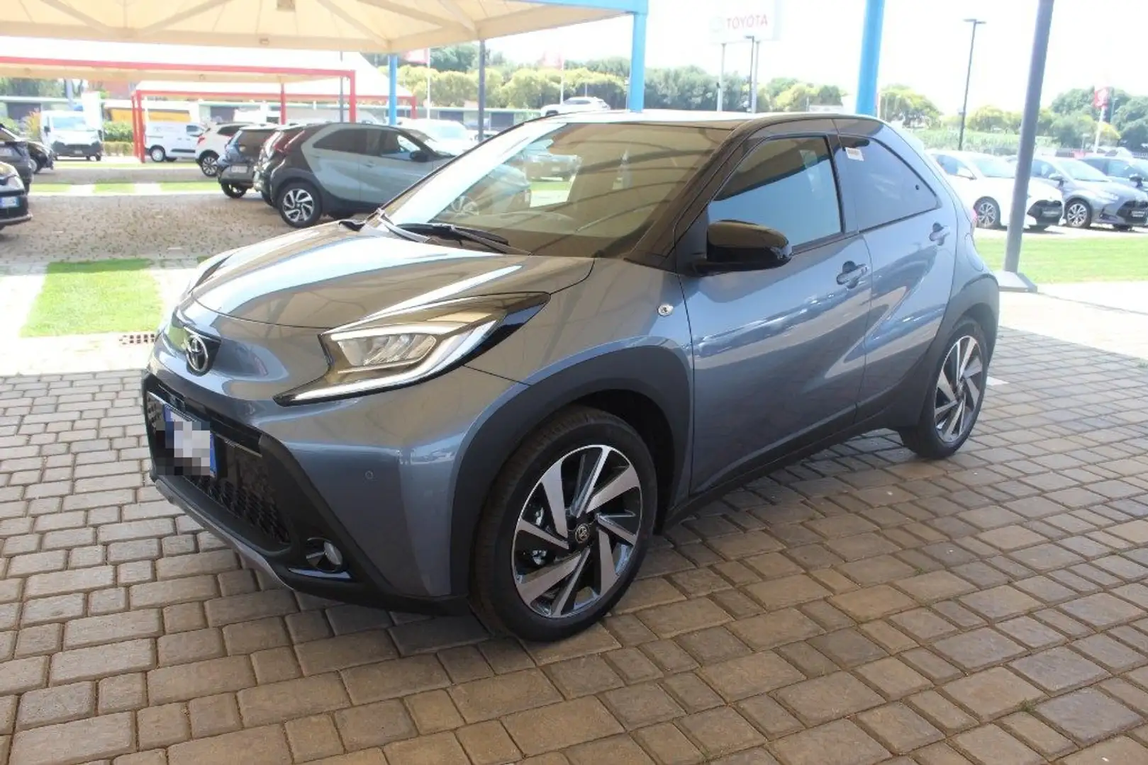 Toyota Aygo X 1.0 VVT-i 72 CV 5 porte Active S-CVT Grigio - 1
