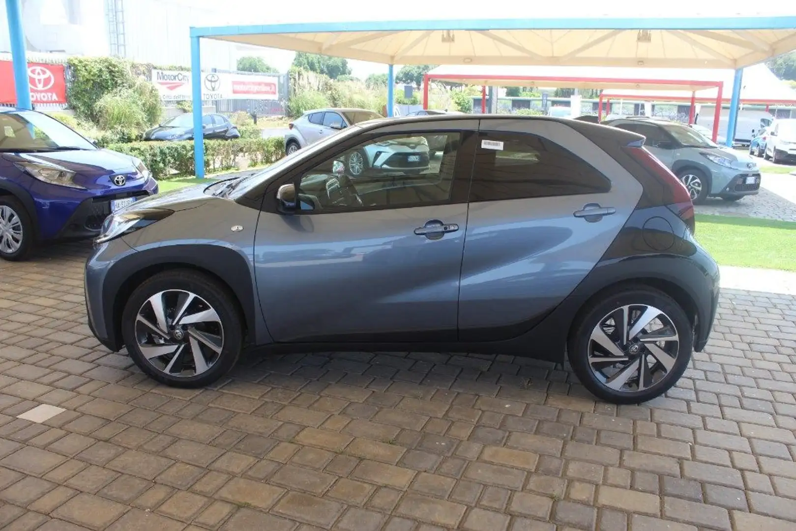 Toyota Aygo X 1.0 VVT-i 72 CV 5 porte Active S-CVT Grigio - 2