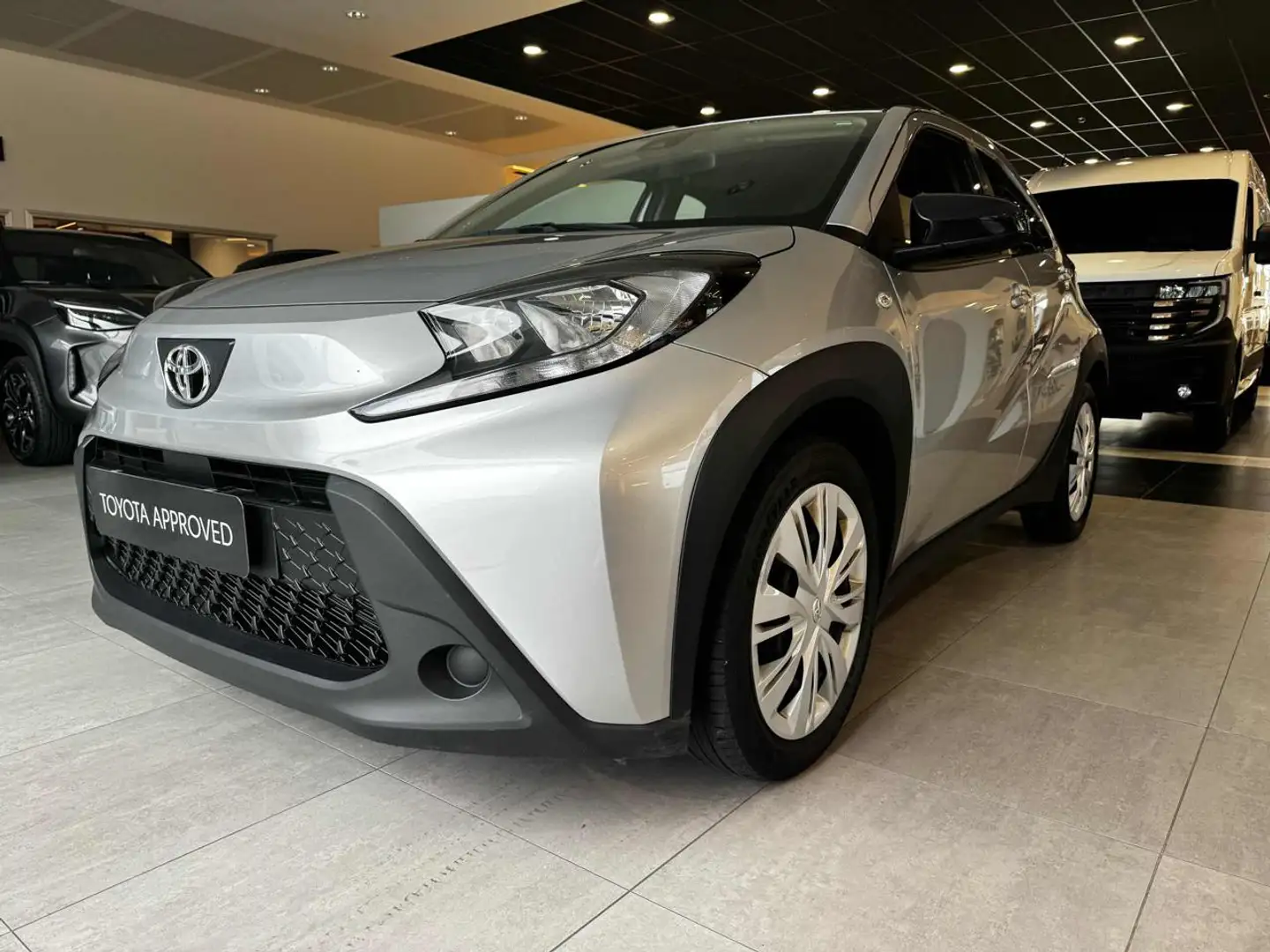 Toyota Aygo X 1.0 VVT-i 72 CV 5 porte Active Argento - 1