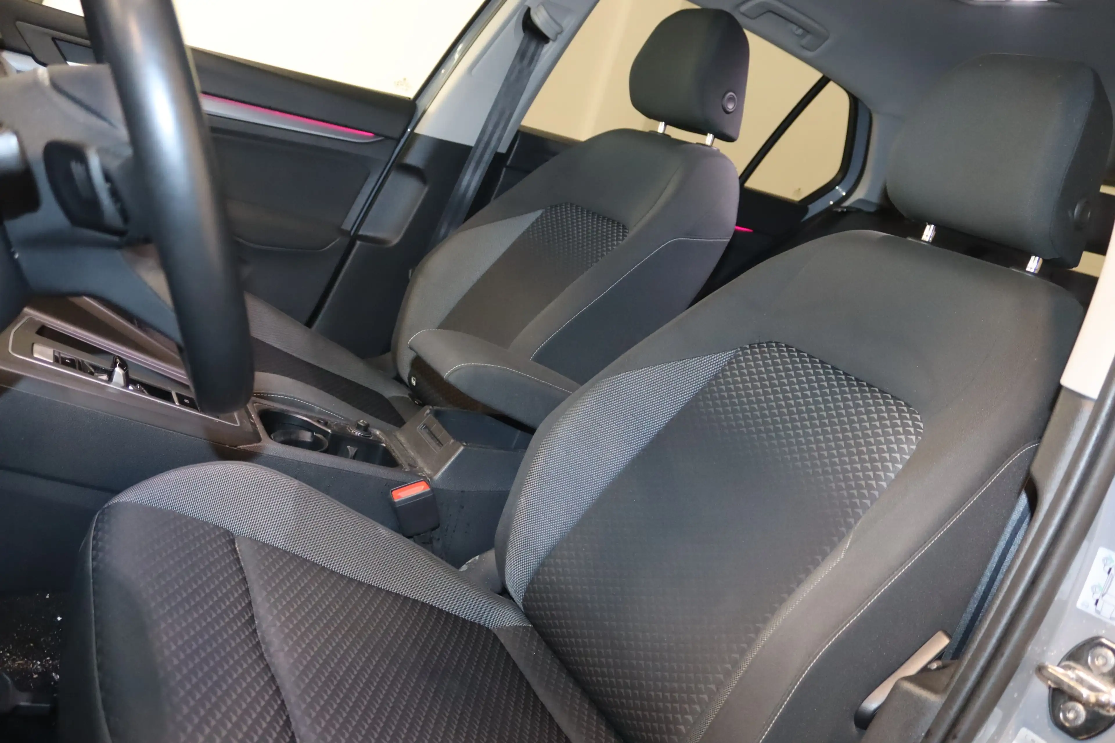 Volkswagen Golf VIII Active eTSI DSG-NAV-LED-ACC-SHZ-LKHZ- — photo 4