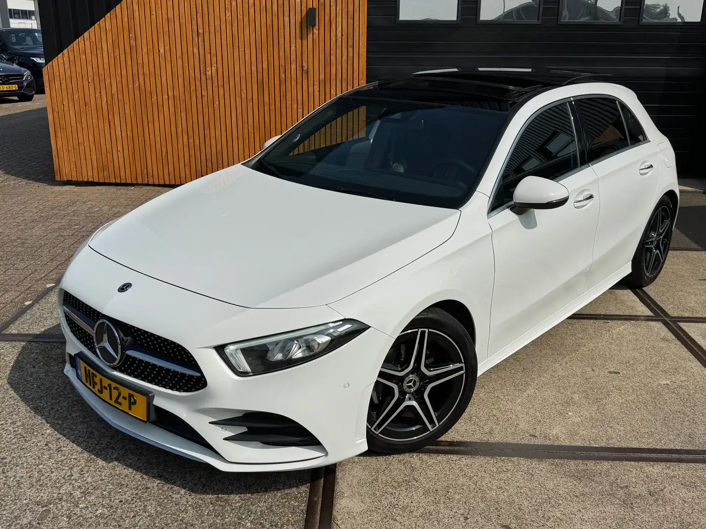 Mercedes-Benz A 200 AMG Premium Plus Pano Cruise Clima Carplay Weiß - 2