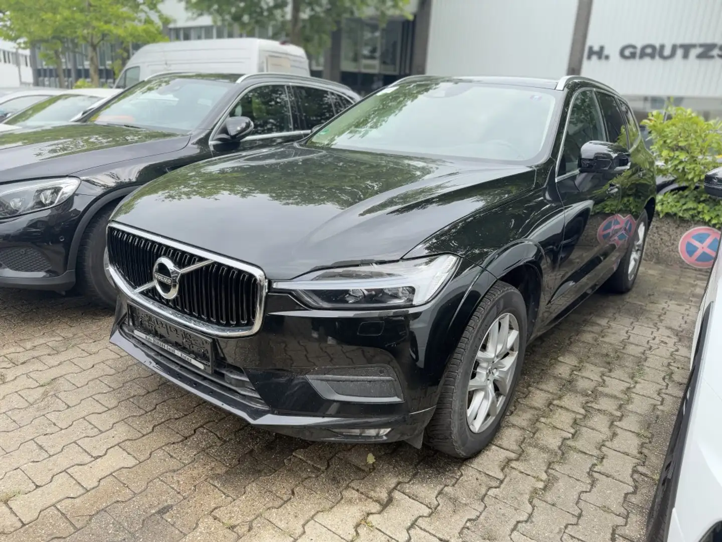 Volvo XC60 B4 D Geartronic Momentum Pro   PANO   RFK Schwarz - 1
