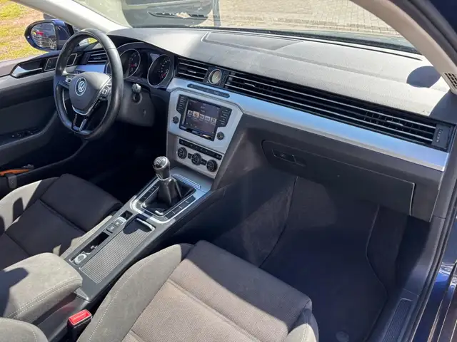 Volkswagen Passat view 10