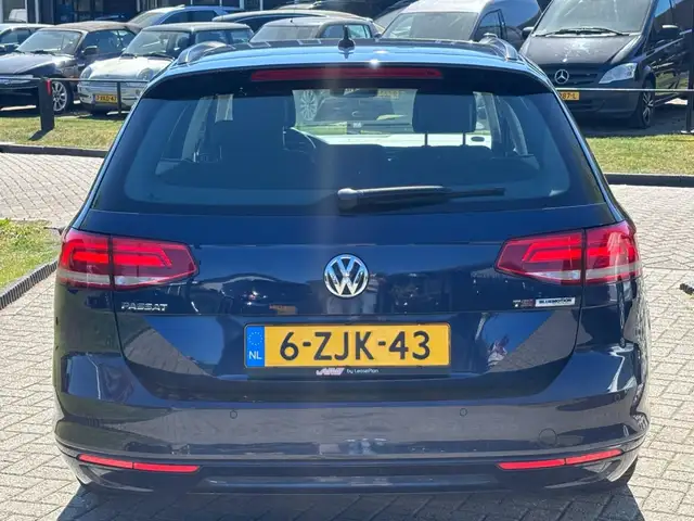 Volkswagen Passat view 6