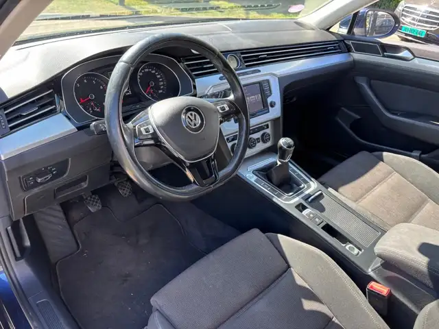 Volkswagen Passat view 12