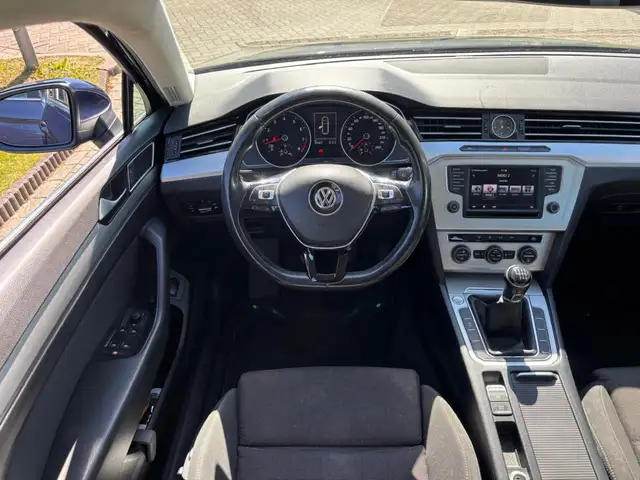Volkswagen Passat view 9