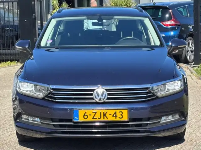 Volkswagen Passat view 2