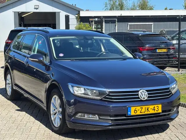 Volkswagen Passat view 3