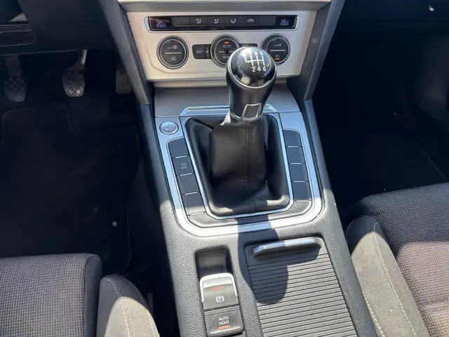 Volkswagen Passat view 15