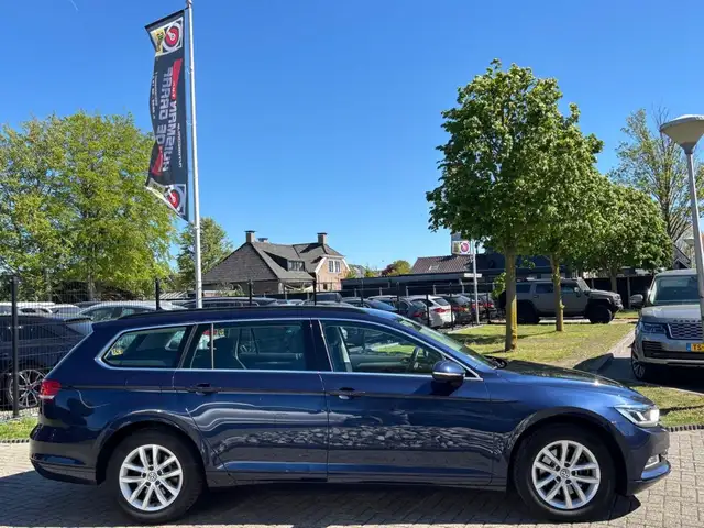 Volkswagen Passat view 4