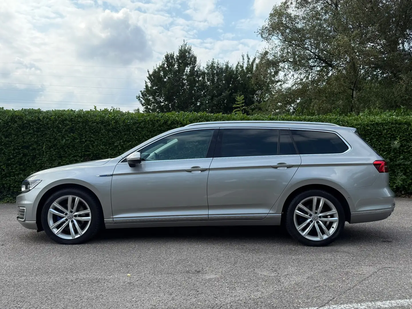 Volkswagen Passat Variant 1.4 TSI GTE Connected Series Plus Automaat | Panor Grijs - 2