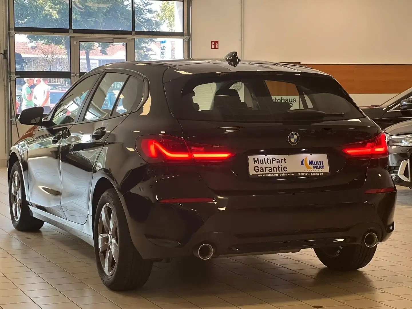 BMW 118 i Advantage Aut/Navi/AHK/LenkrHeiz/LED/WLAN Noir - 2