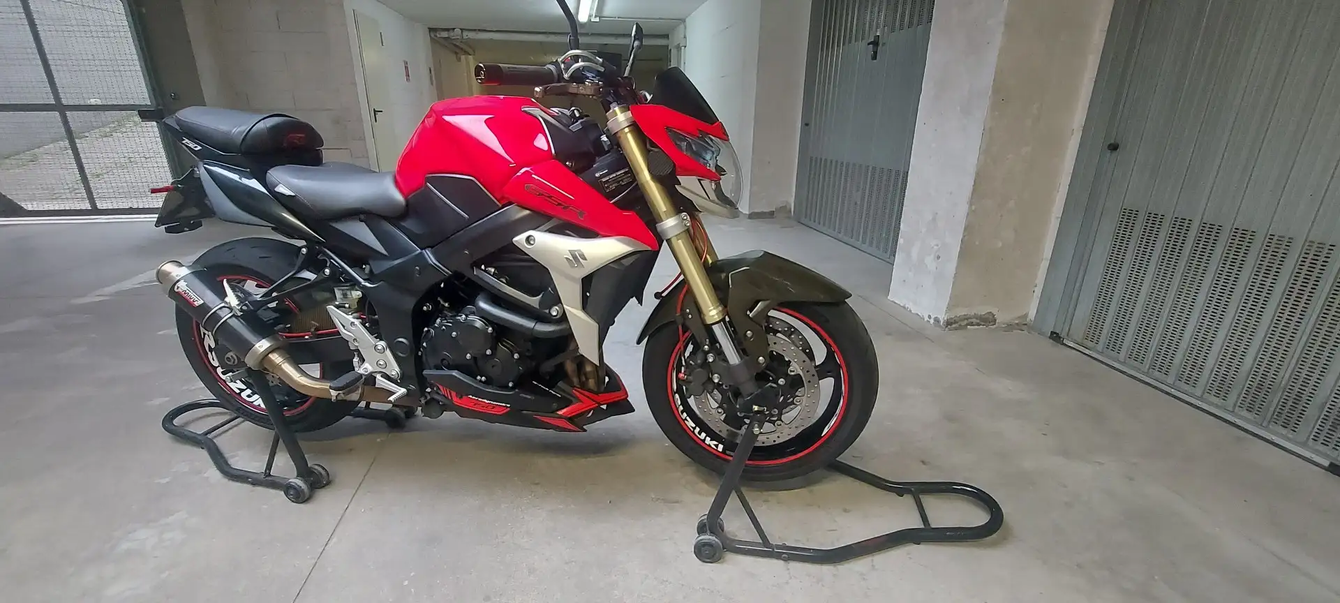 Suzuki GSR 750 Piros - 2