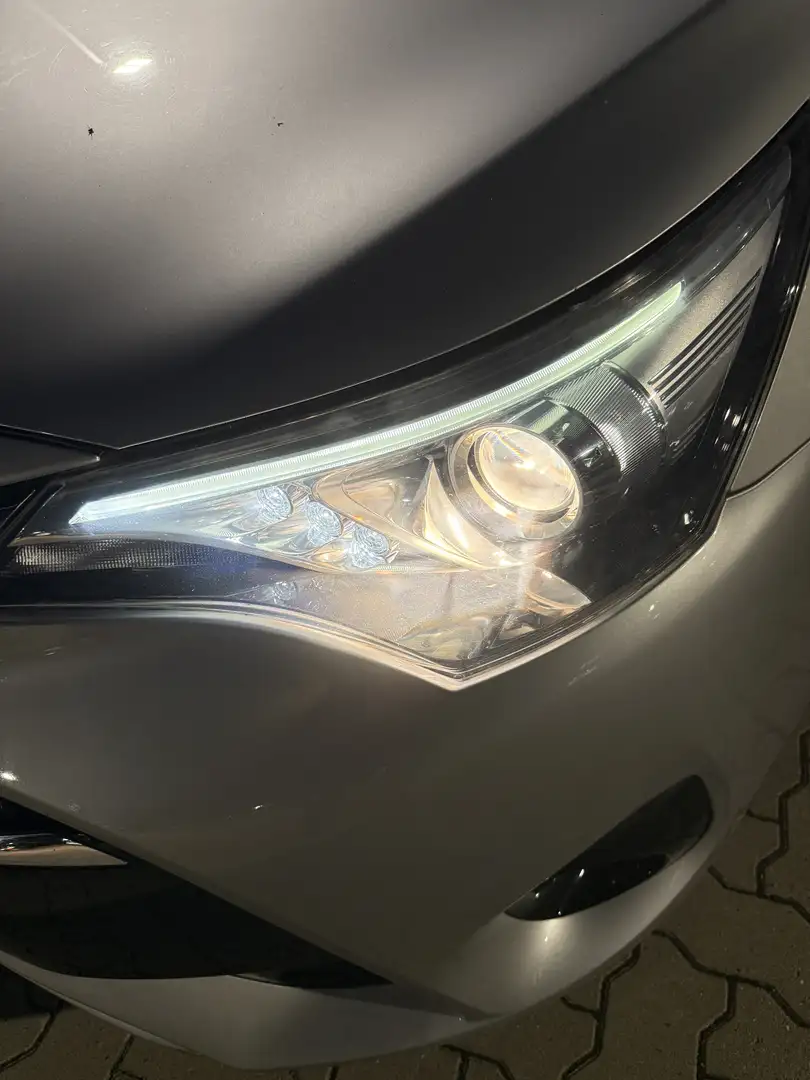 Toyota Avensis Avensis Combi Diesel Touring Sports 1.6 D-4D Execu Zilver - 2