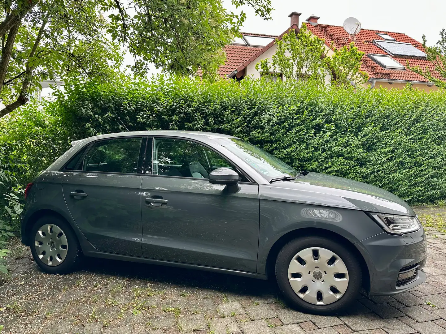 Audi A1 A1 1.0 TFSI ultra Sportback Grau - 2