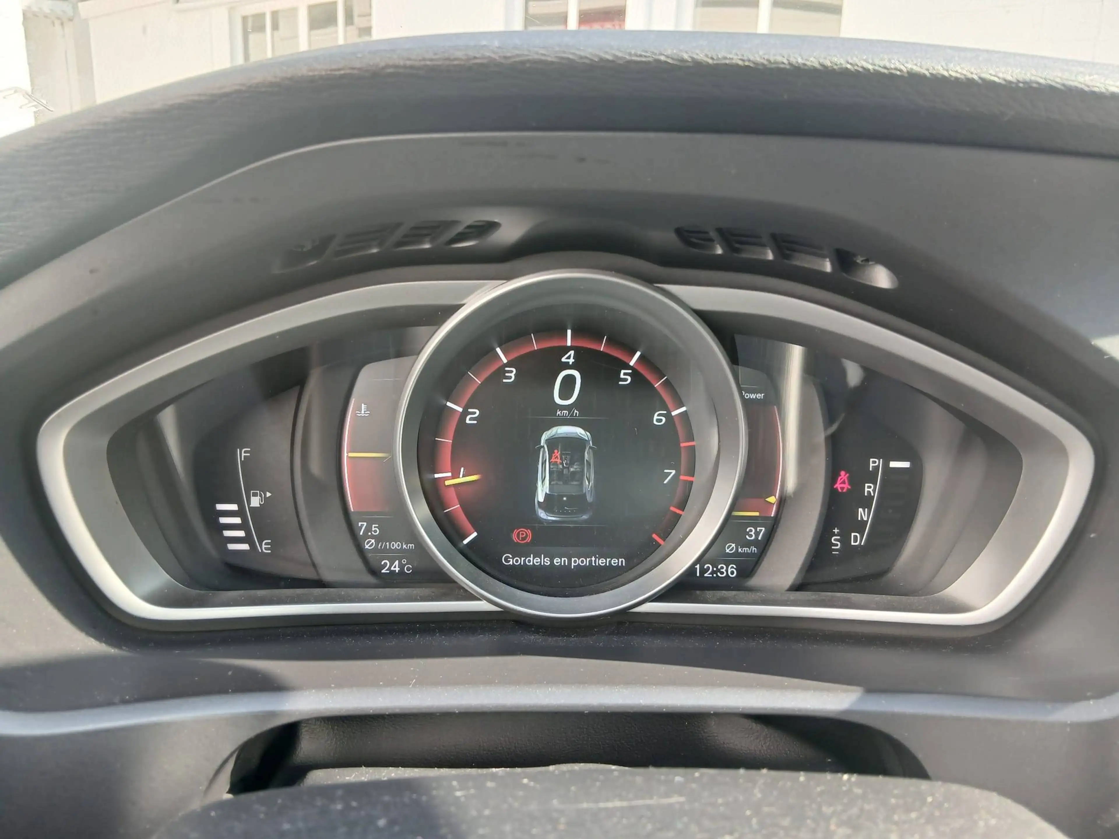 Volvo V40 V40 1.5 T2 Eco Inscription Geartronic / CRUISE / AIRCO / CAPT AV AR / SIEGE CHAUF / 260 x 60 M — photo 11