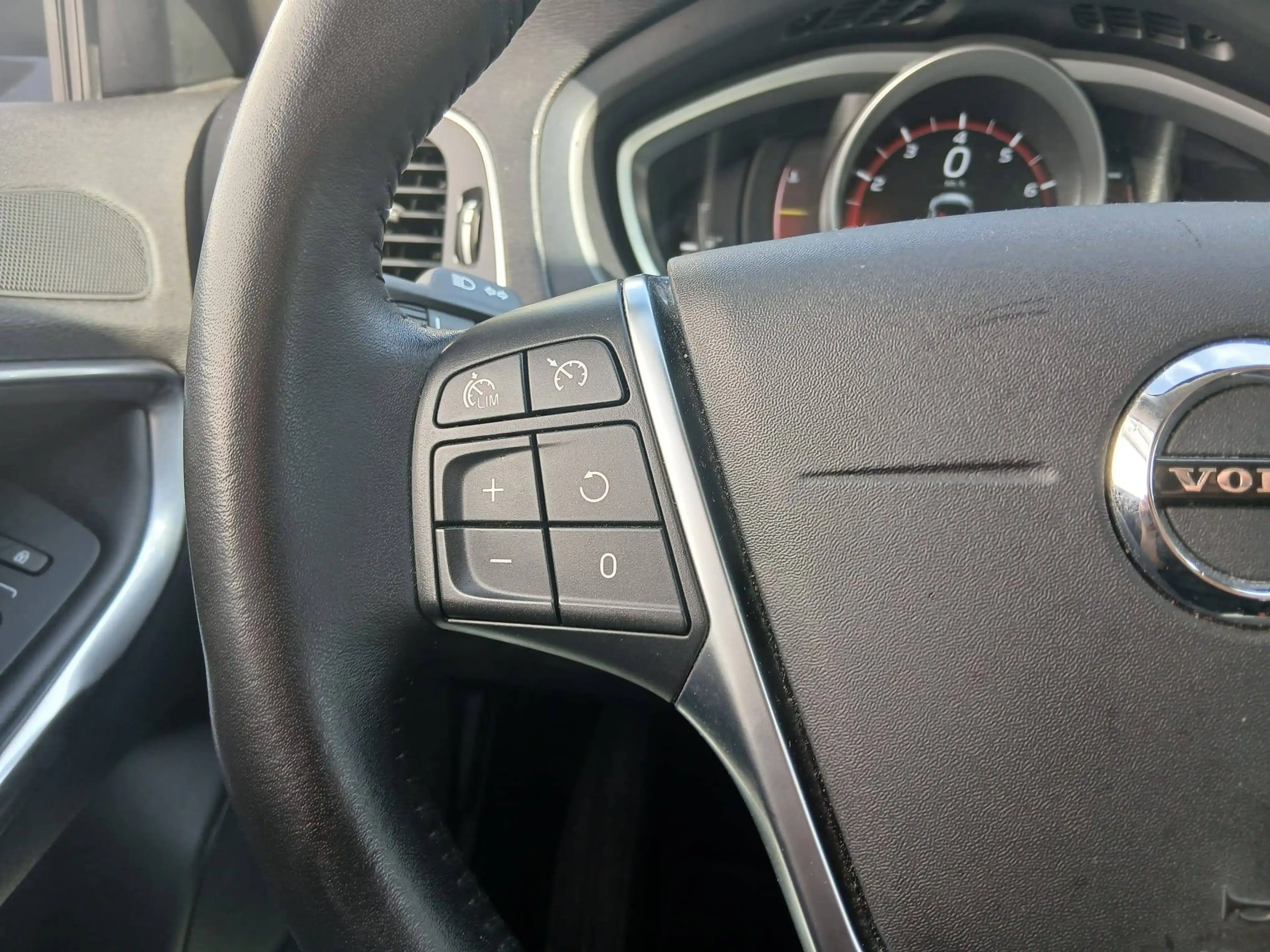 Volvo V40 V40 1.5 T2 Eco Inscription Geartronic / CRUISE / AIRCO / CAPT AV AR / SIEGE CHAUF / 260 x 60 M — photo 9