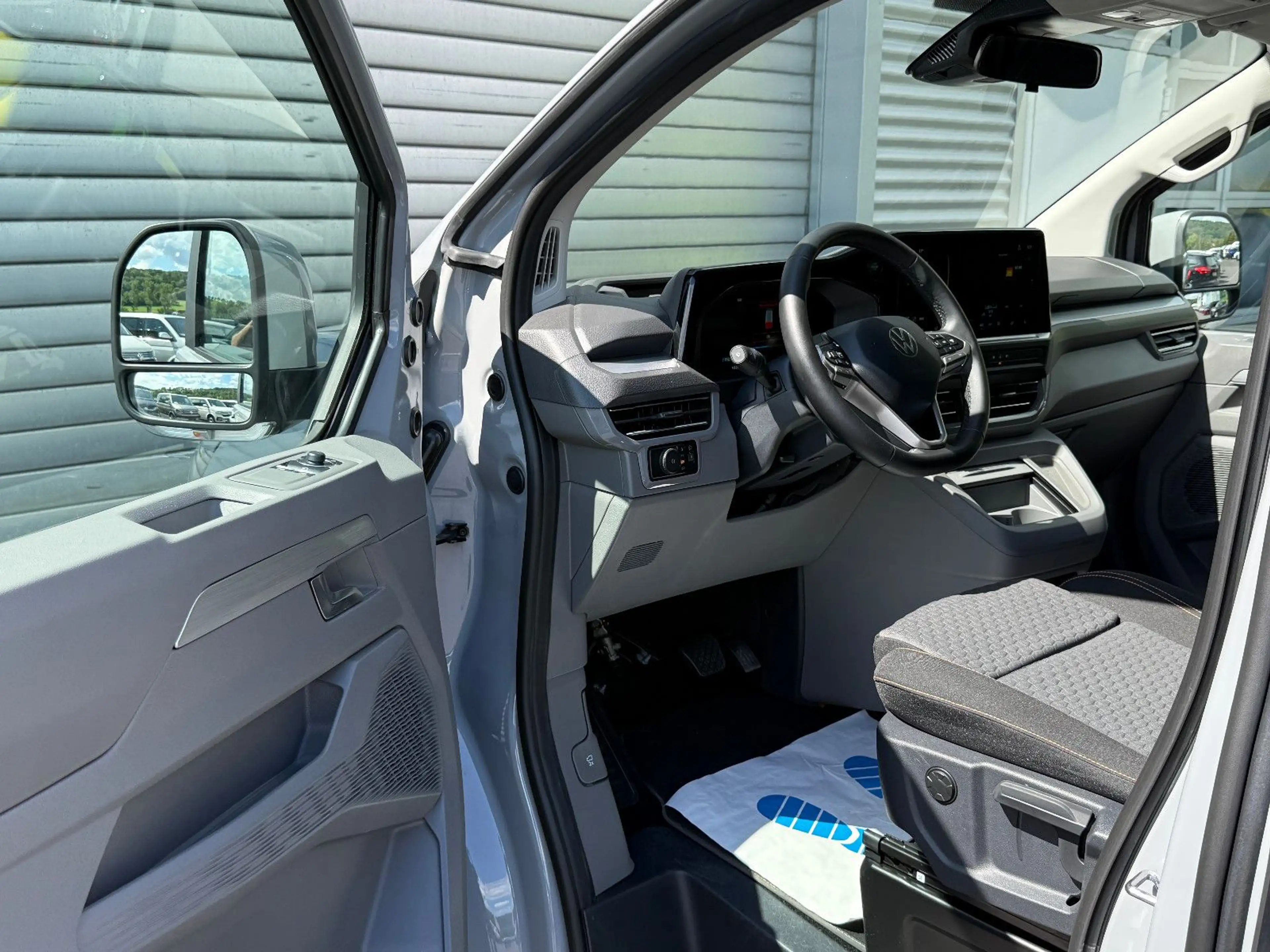 Volkswagen T7 Caravelle T7 eCaravelle PanAmericana Wärmepumpe LED AHK — photo 9