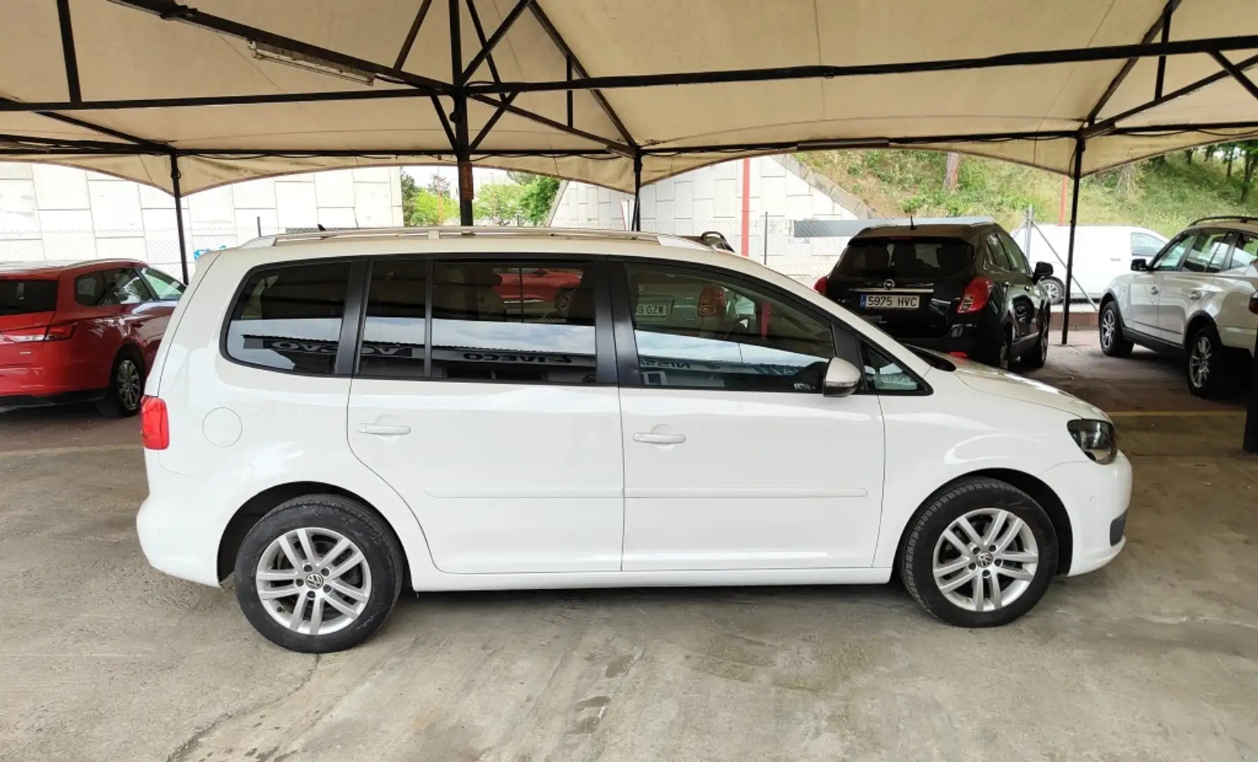 Volkswagen Touran 1.6TDI Advance BMT 105 Белый - 2