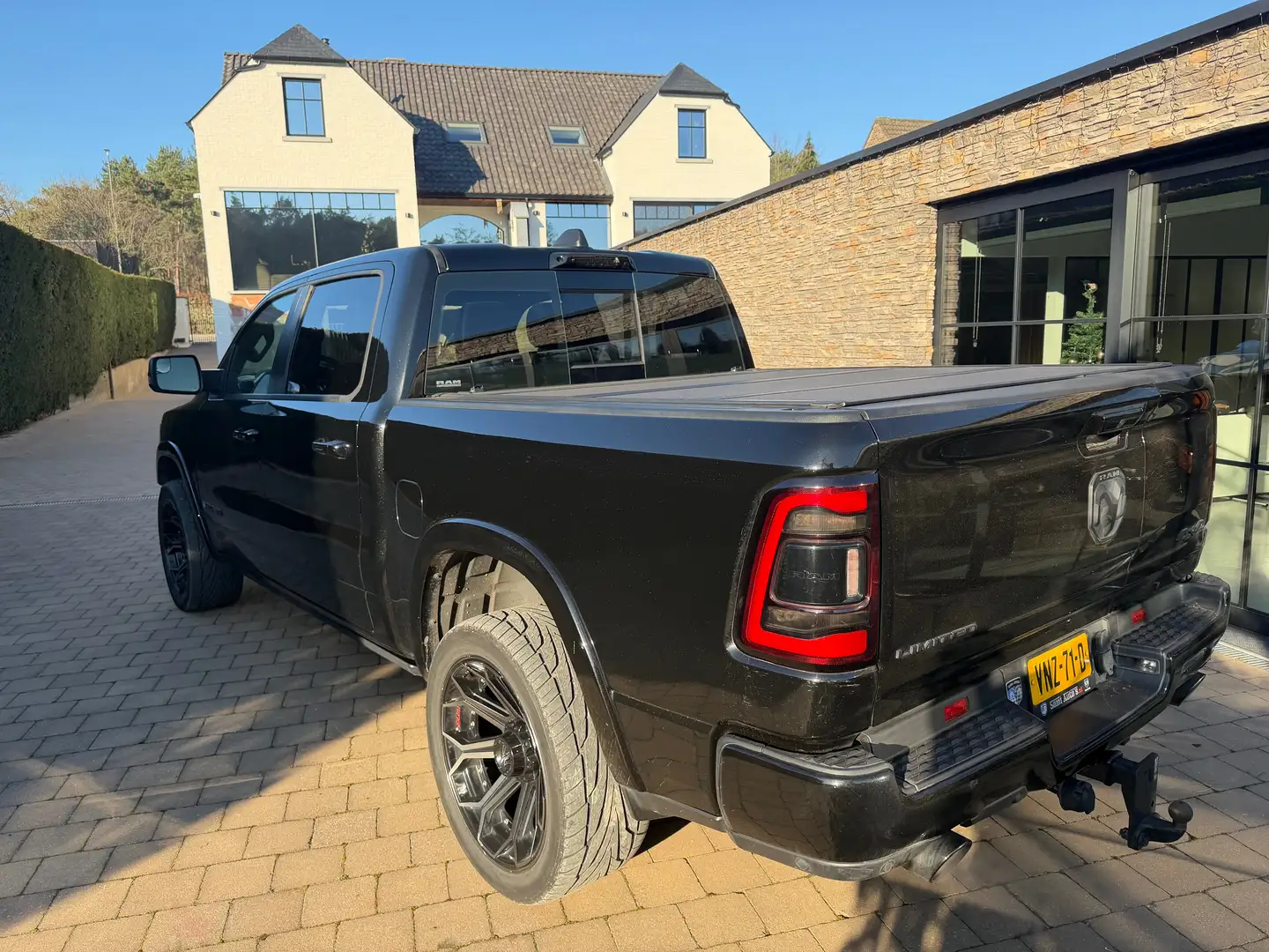 Dodge RAM 1500 Limited edition 5.7L HEMI *FULL OPTION* BTW Noir - 2