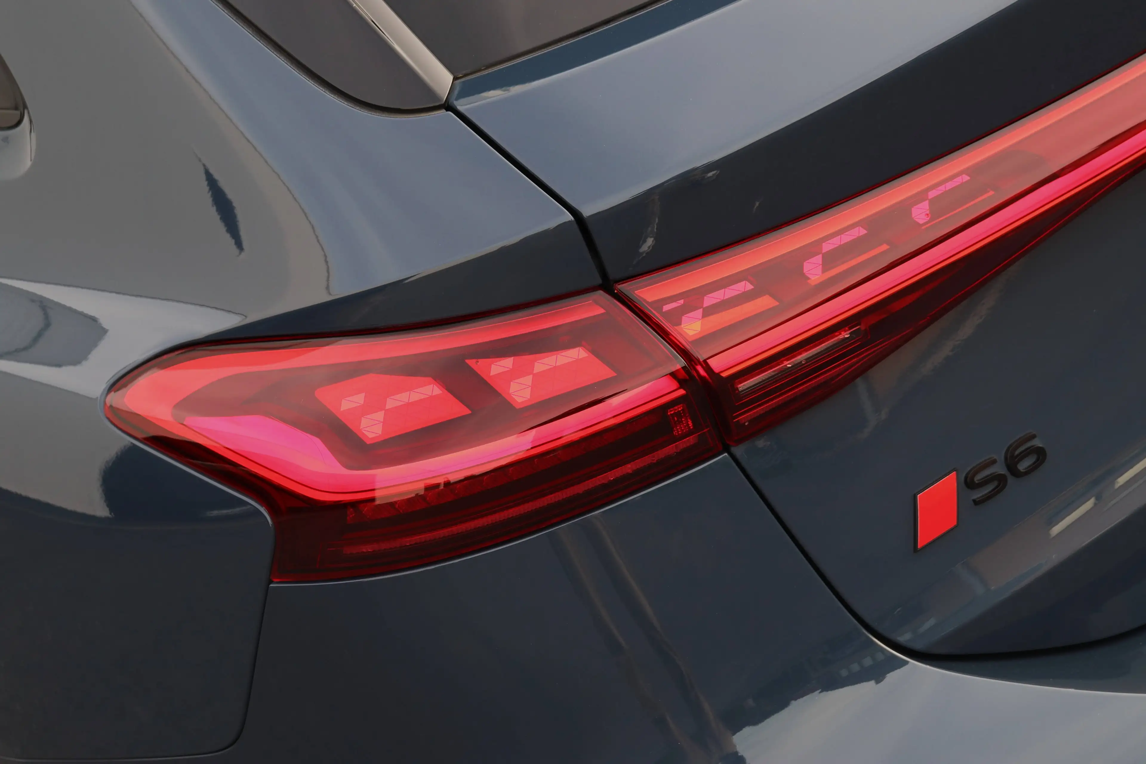 Audi S6 e-tron Avant 100 kW Quattro - SoftClose/HUD/BlindSpot/B&O/360/Towbar/21" — photo 13