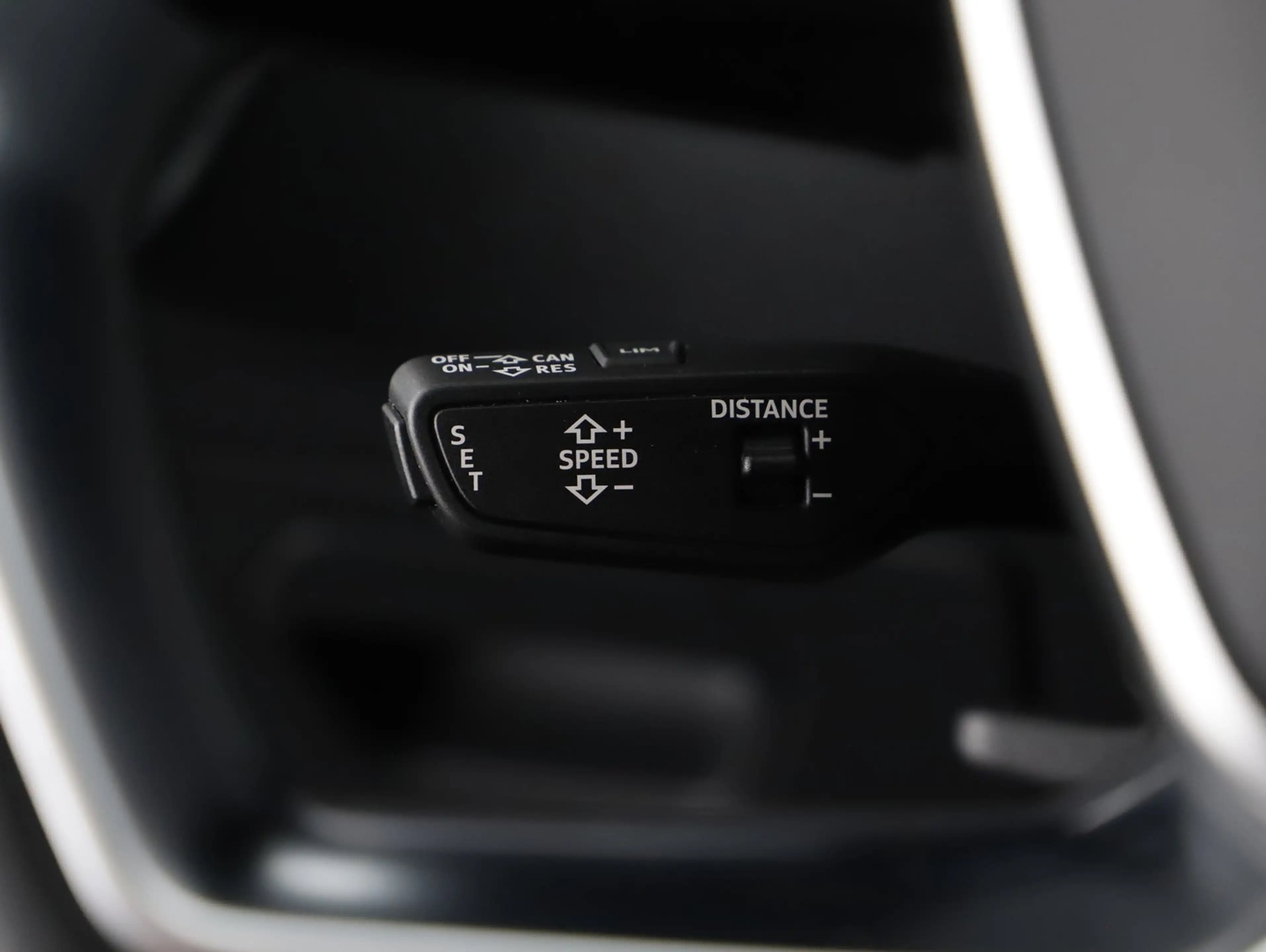 Audi A6 40 TDI Design — photo 15