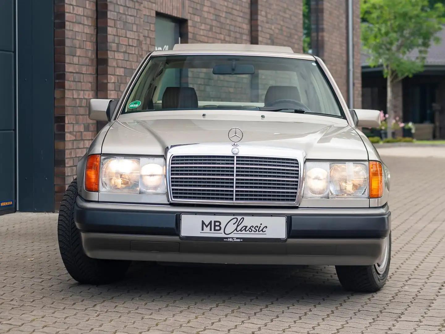 Mercedes-Benz E 230 W124, Autom., H-Zulassung, Scheckheft bis 110 tKM Auriu - 2