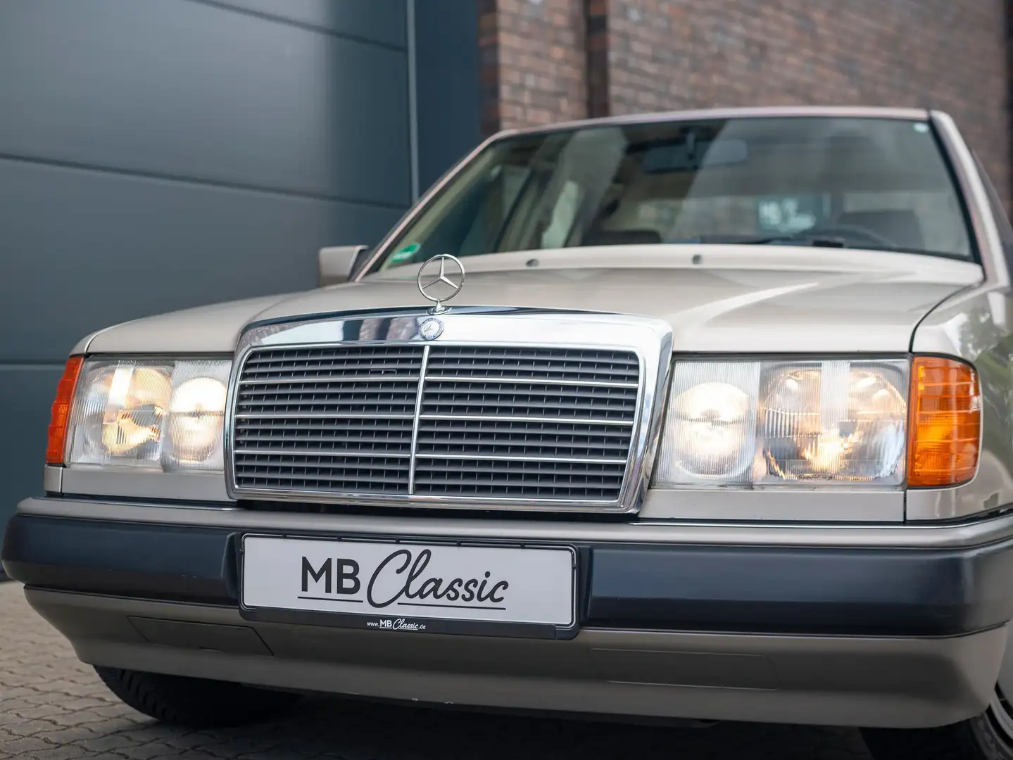 Mercedes-Benz E 230 W124, Autom., H-Zulassung, Scheckheft bis 110 tKM Auriu - 1