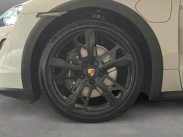Porsche Taycan view 9
