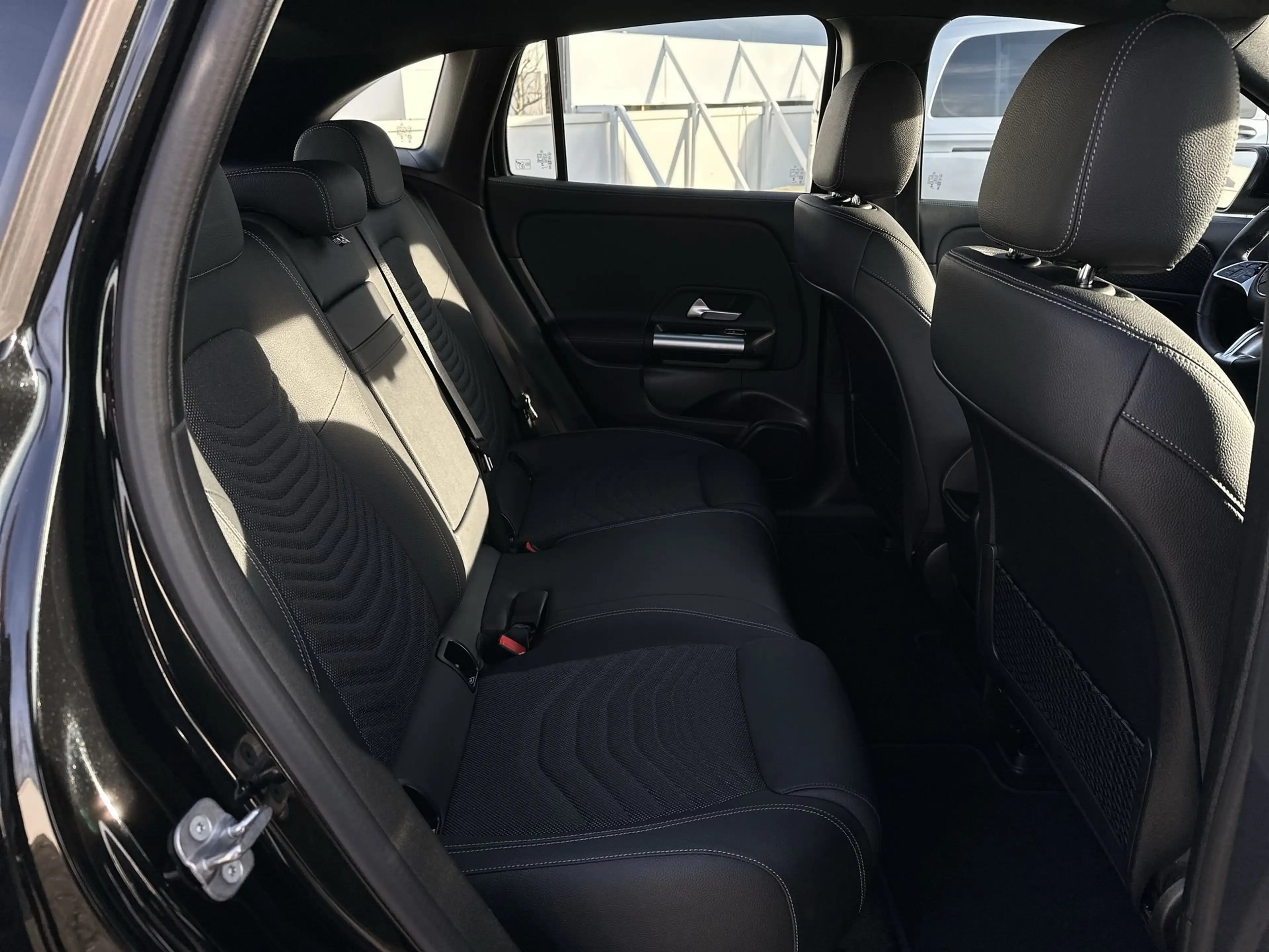 Mercedes-Benz EQA 300 4M LUX/WINTERPAK/DISTRONIC/19"/VERKEERSBORDASSIST — photo 12