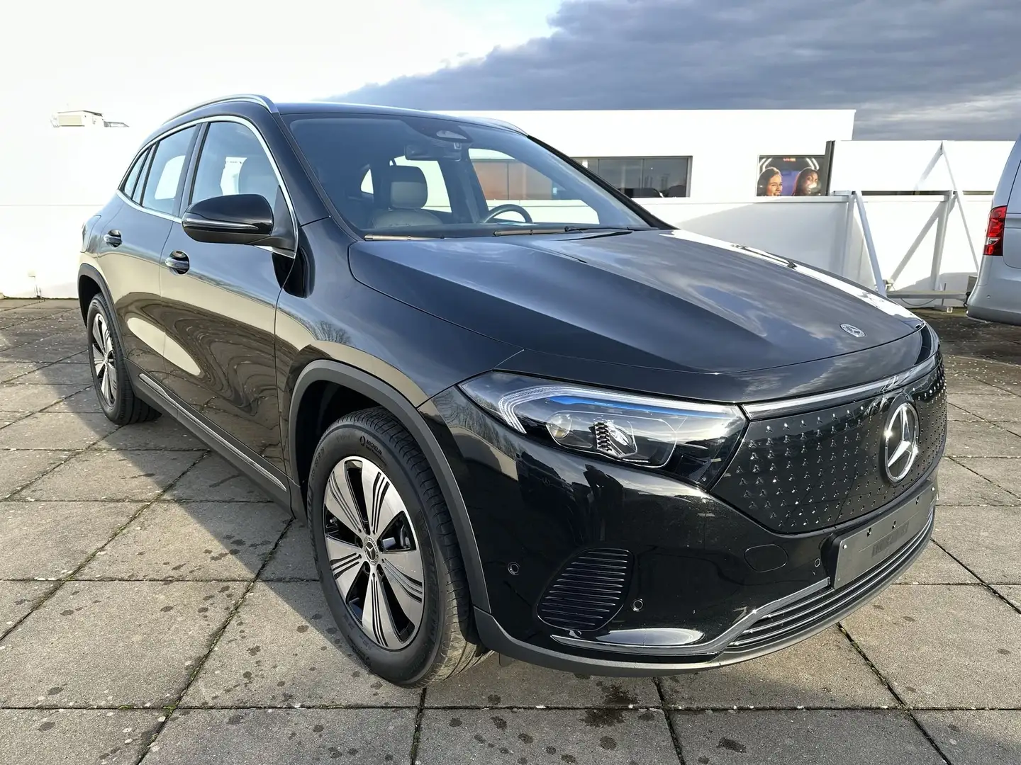Mercedes-Benz EQA 300 4M LUX/WINTERPAK/DISTRONIC/19"/VERKEERSBORDASSIST Noir - 1
